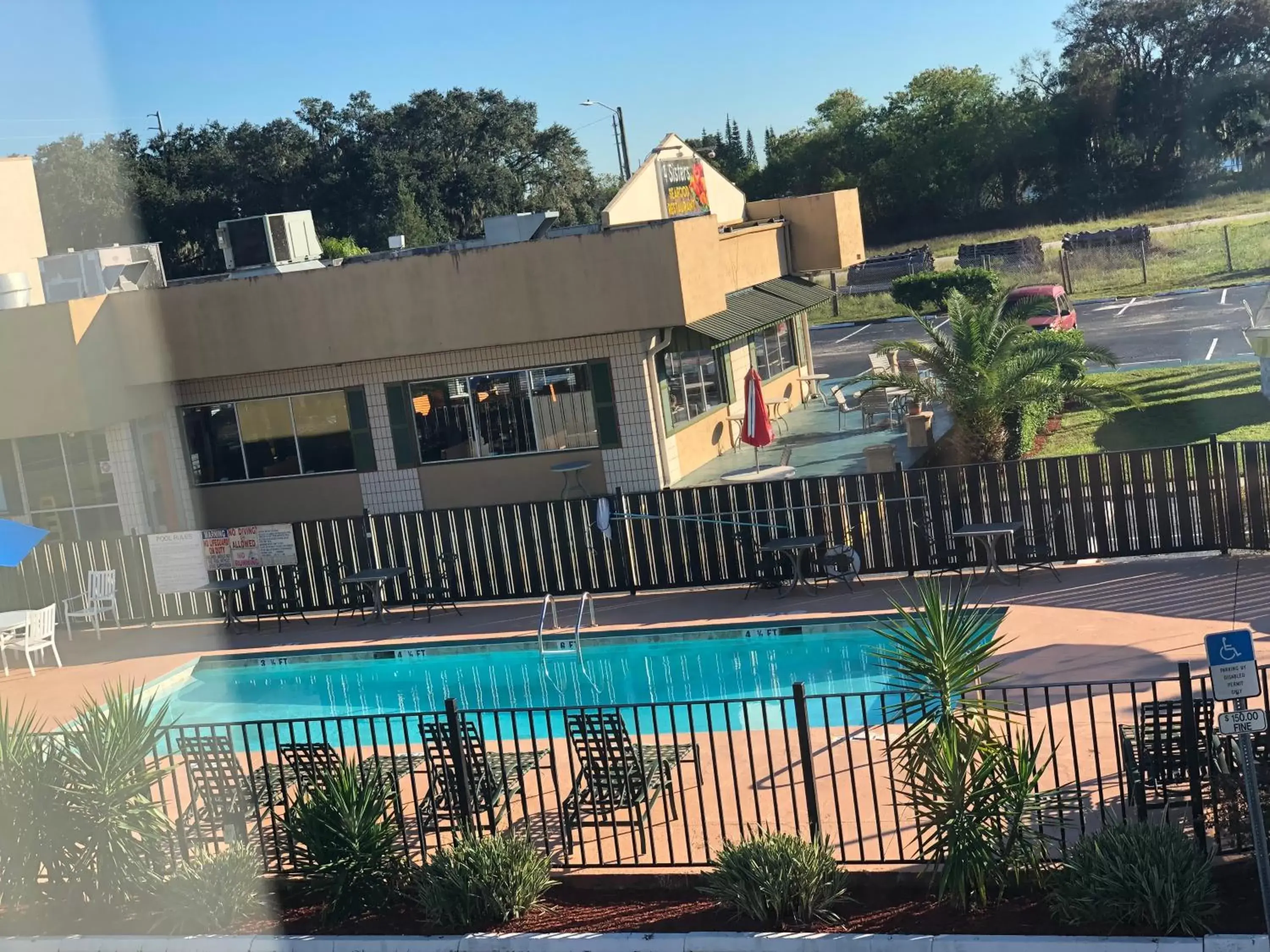 Restaurant/places to eat, Pool View in Royale Inn