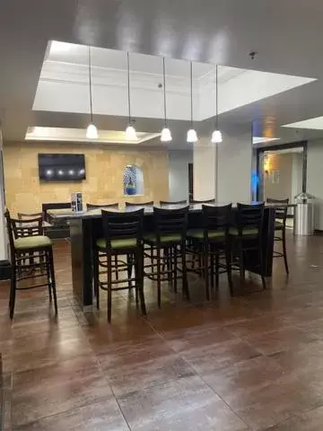 Restaurant/Places to Eat in Holiday Inn Express Hotel & Suites Hinesville, an IHG Hotel