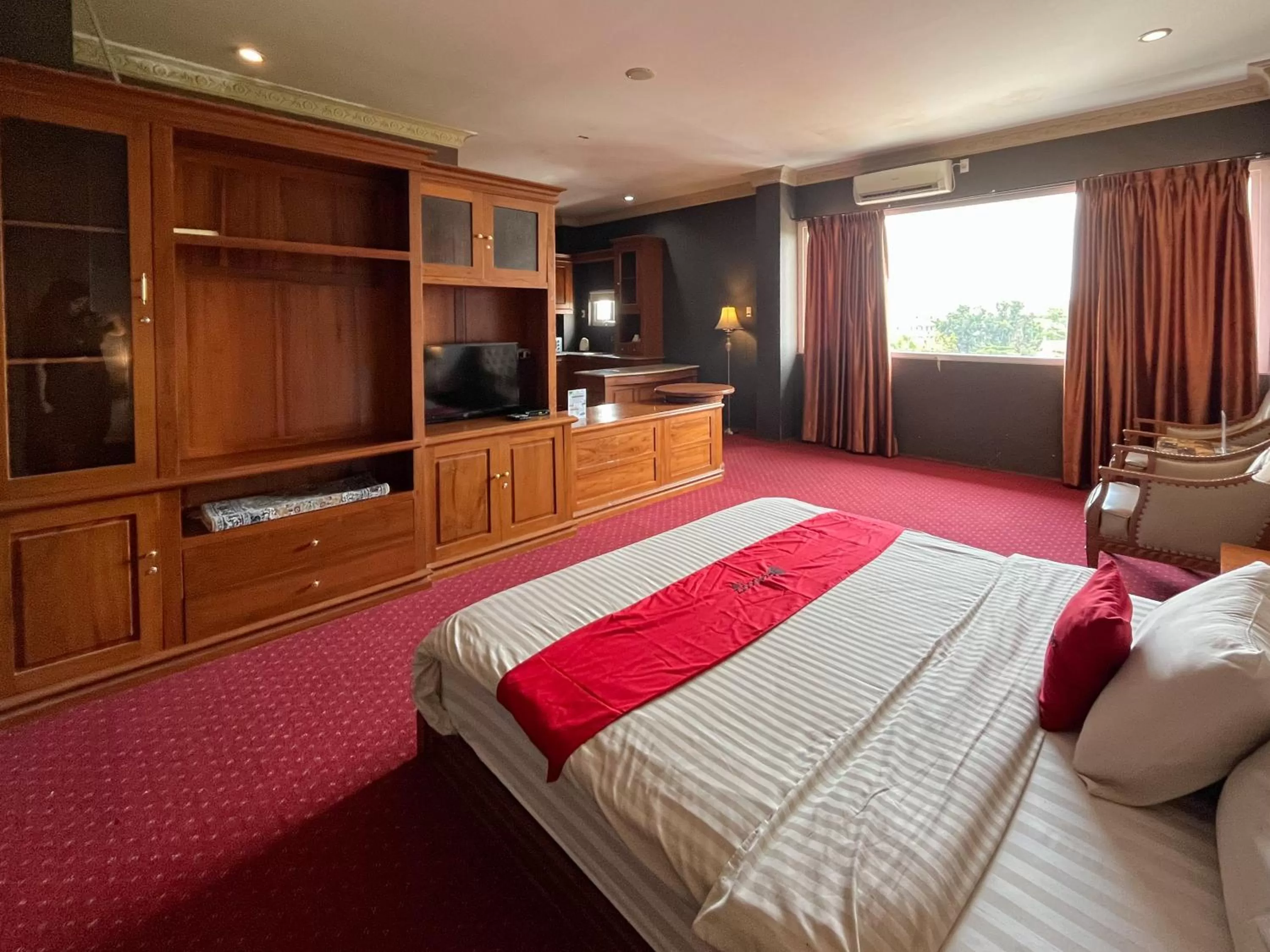 Bedroom, TV/Entertainment Center in RedDoorz Premium Syariah at Mutiara Hijau Suites Medan