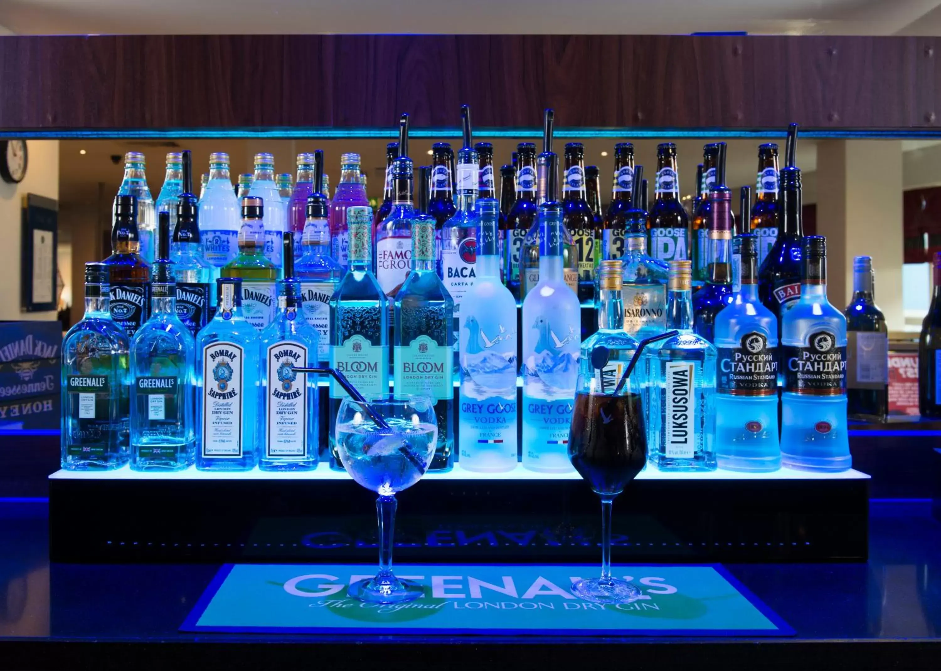 Lounge or bar in Holiday Inn Express Warwick - Stratford-upon-Avon, an IHG Hotel