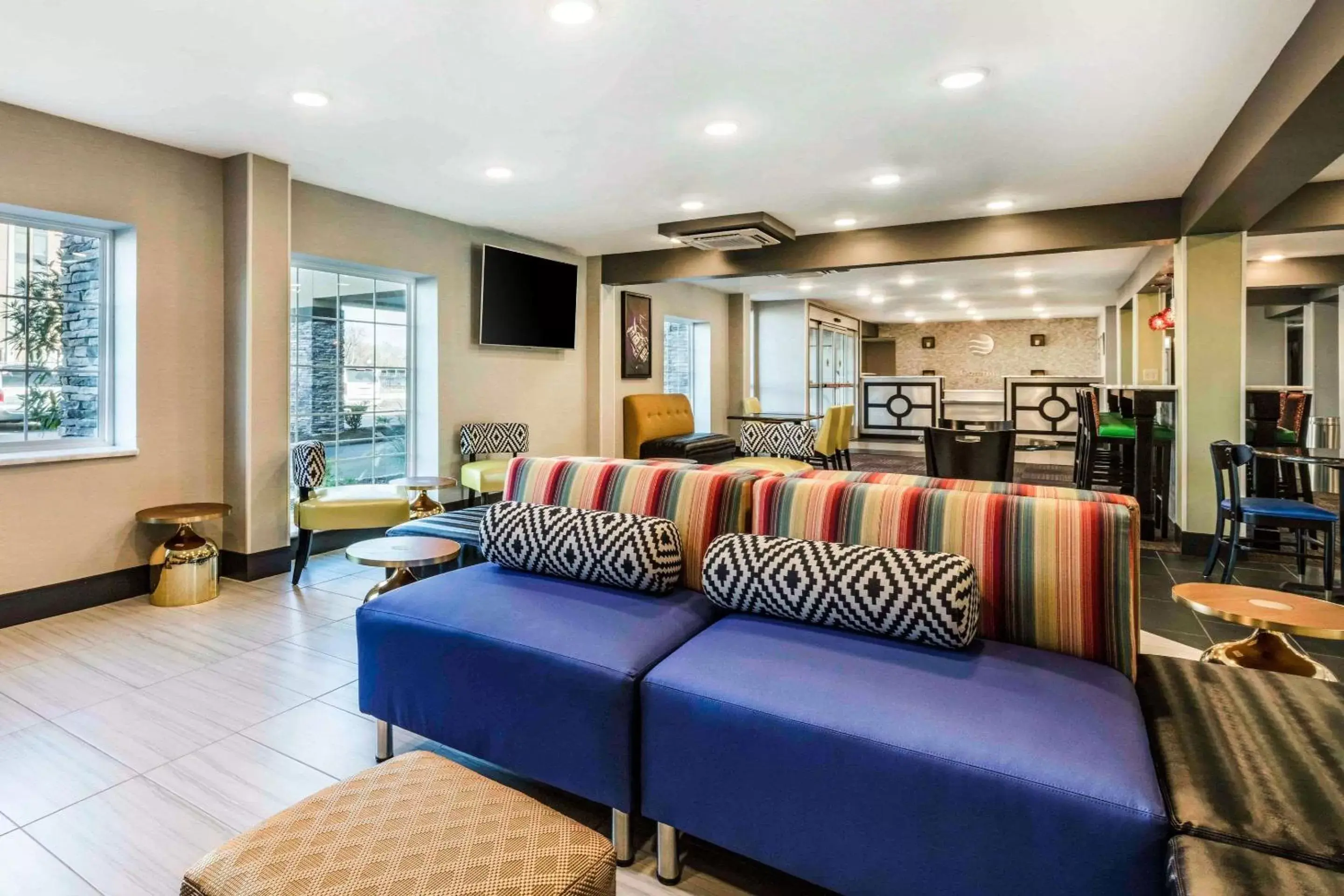 Lobby or reception, Seating Area in Comfort Inn Airport