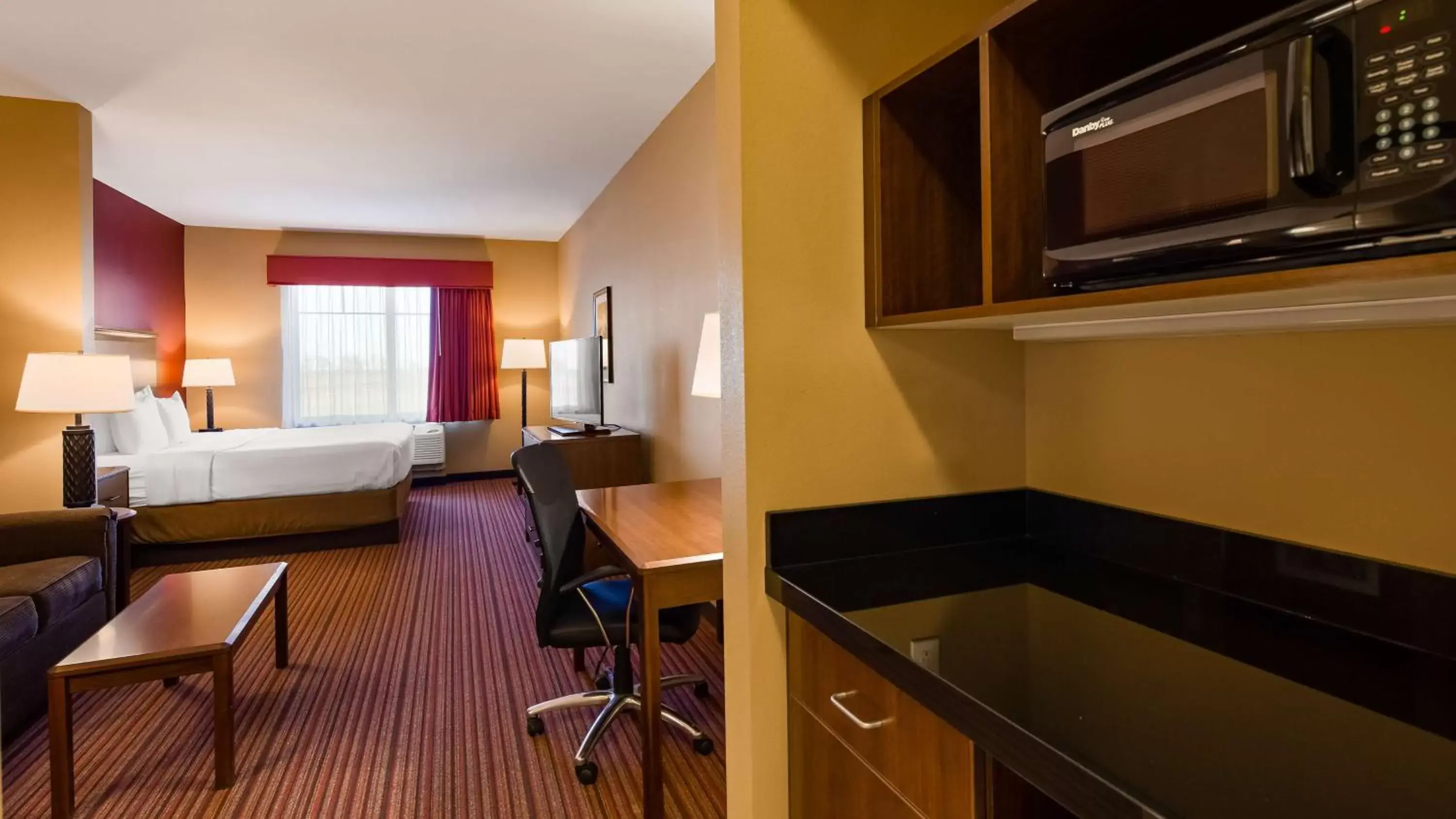 Photo of the whole room, Kitchen/Kitchenette in Best Western Plus Hudson Hotel & Suites