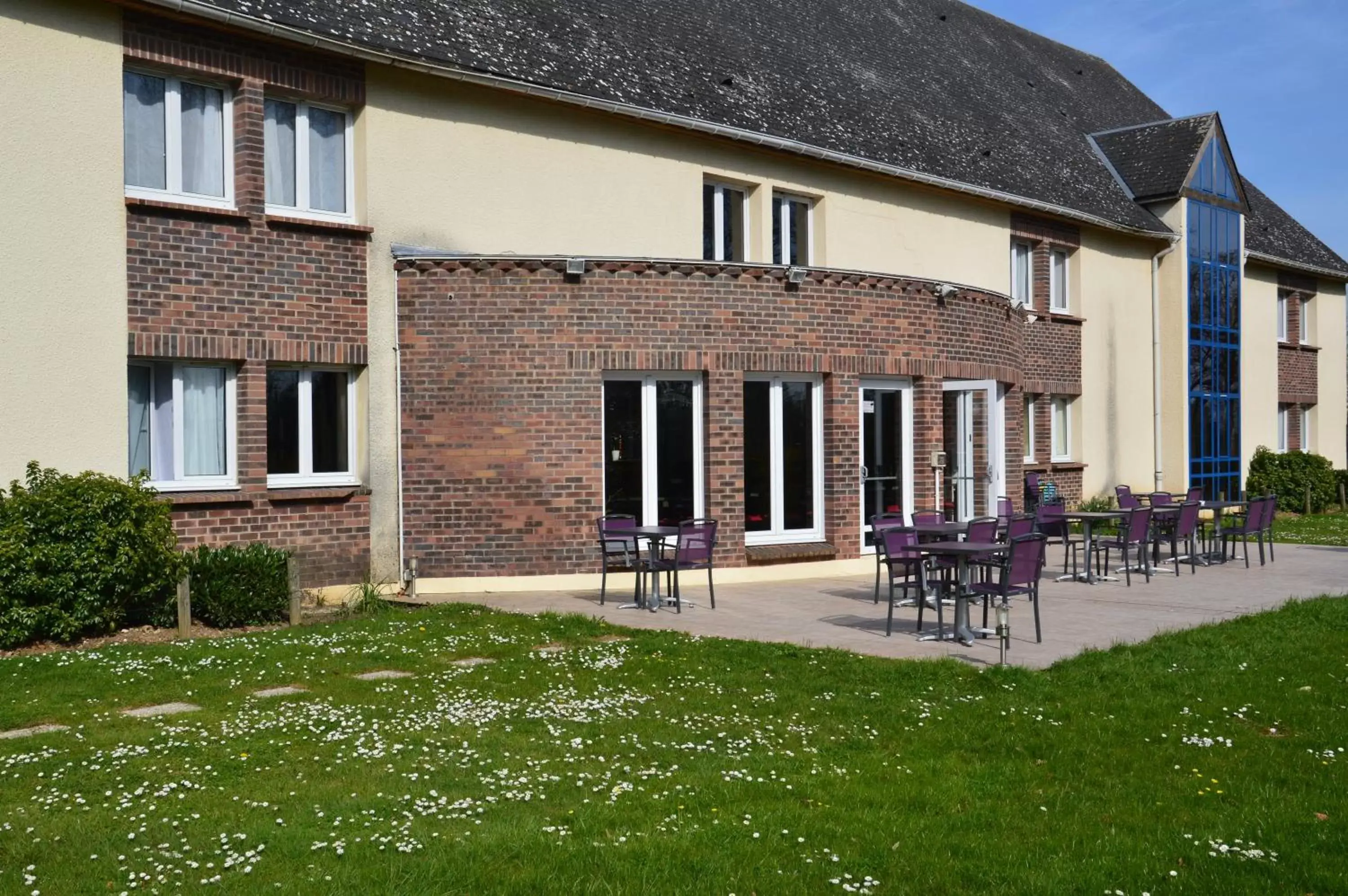 Patio, Property Building in The Originals City Hôtel, Aéroport Beauvais (ex: Inter-Hotel)