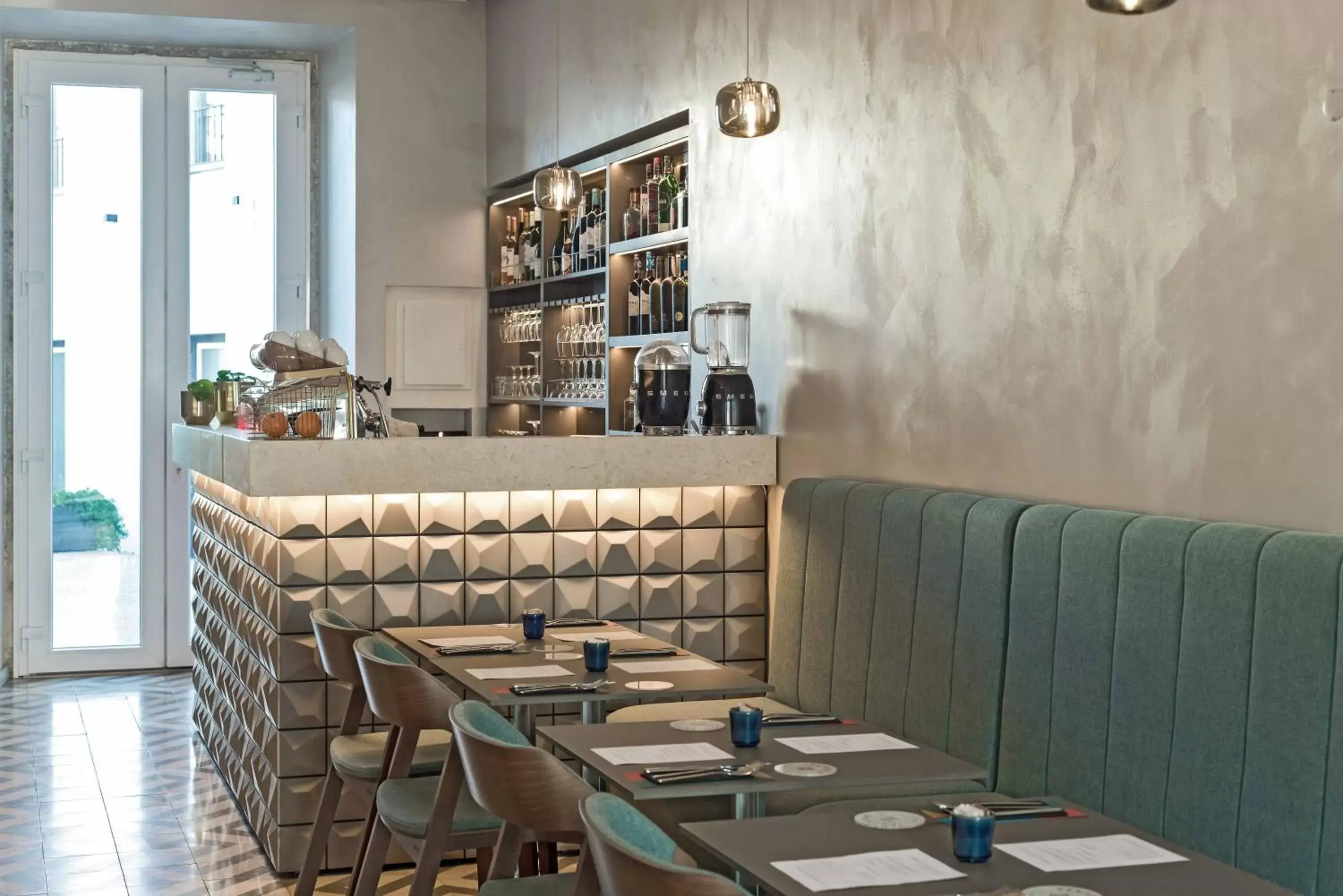 Restaurant/places to eat, Lounge/Bar in OnJ S. Lazaro Lisboa