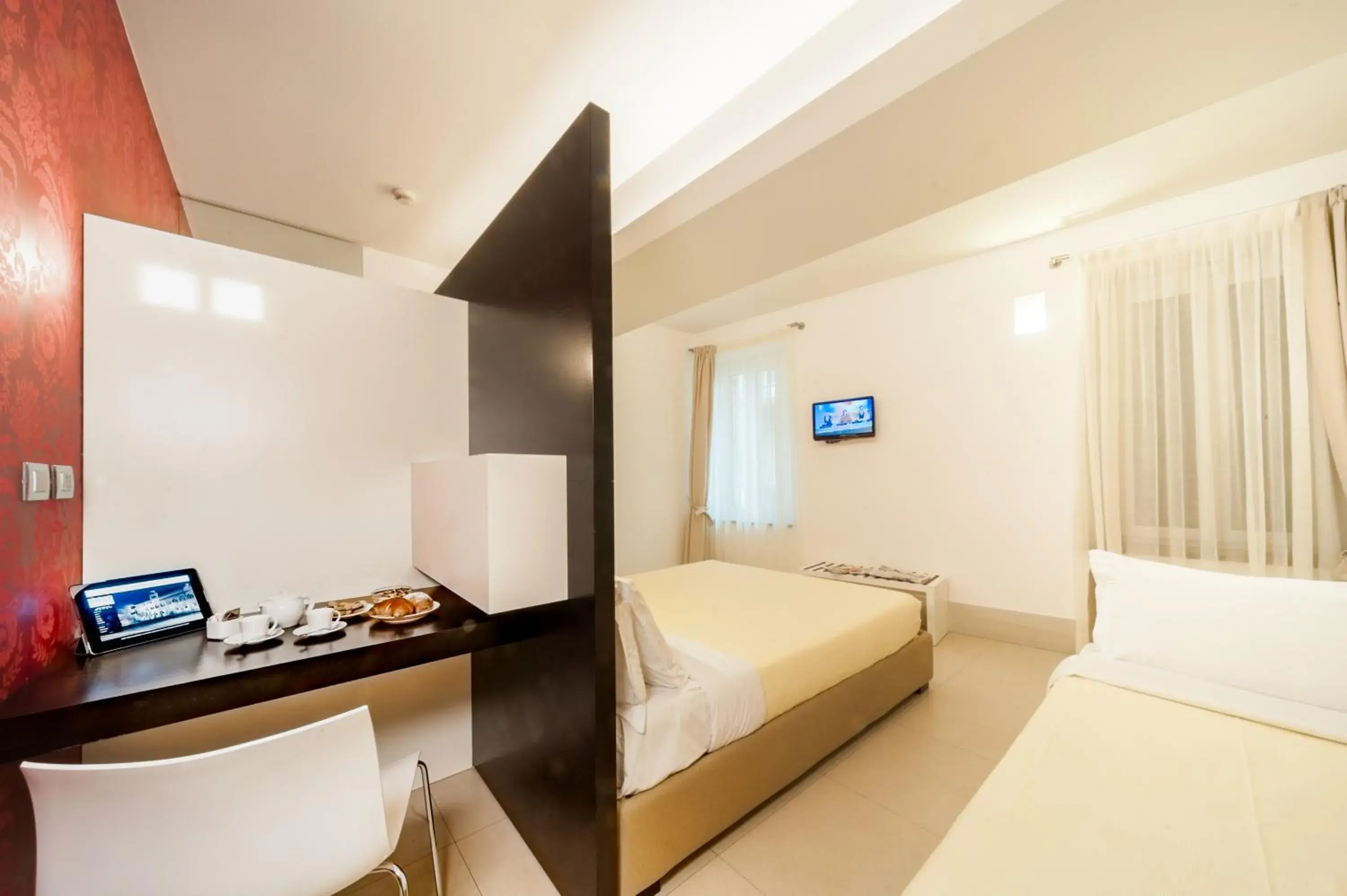 Bedroom, TV/Entertainment Center in Savoy Hotel