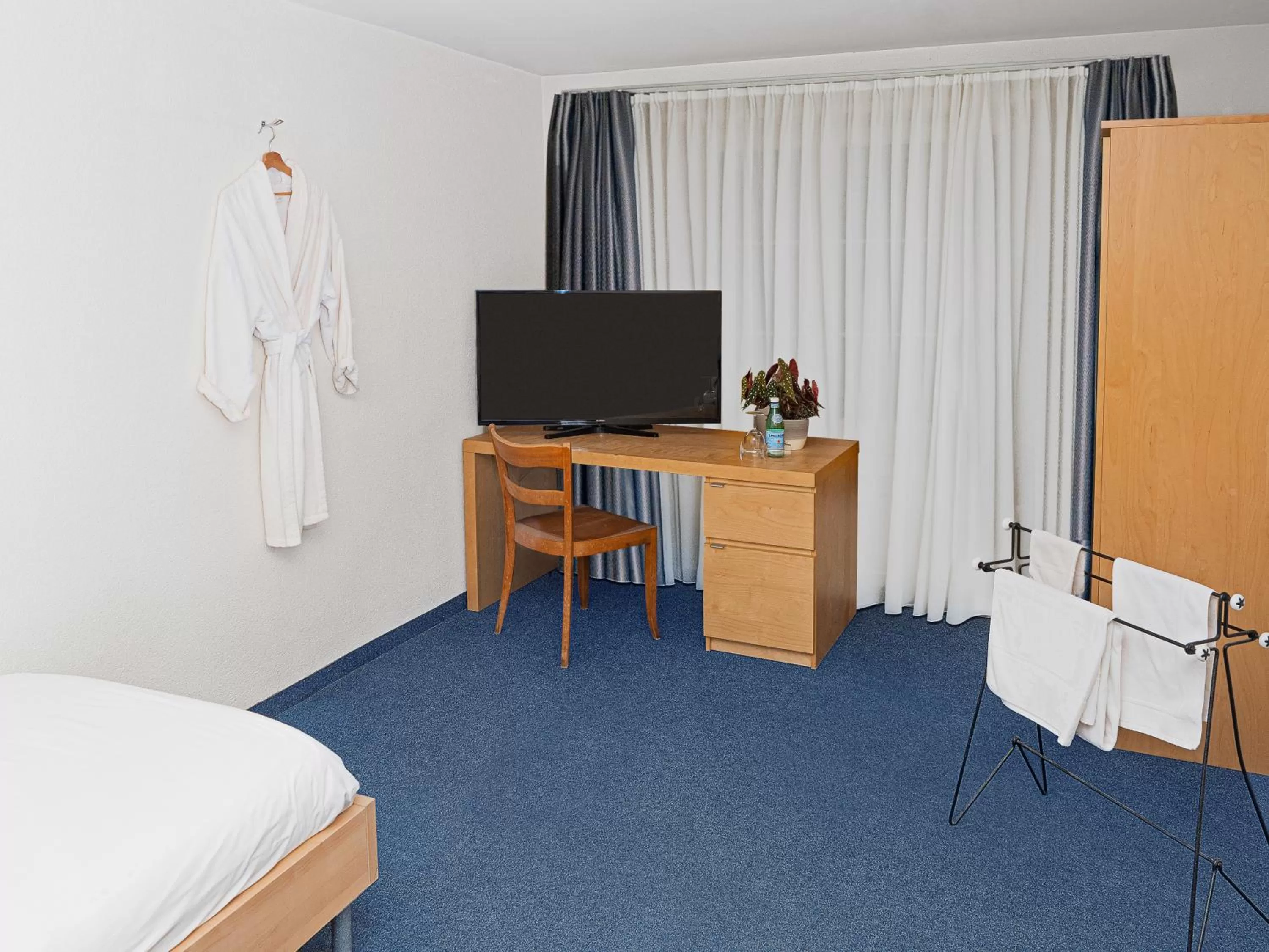 Bed, TV/Entertainment Center in Hotel Rhyhof