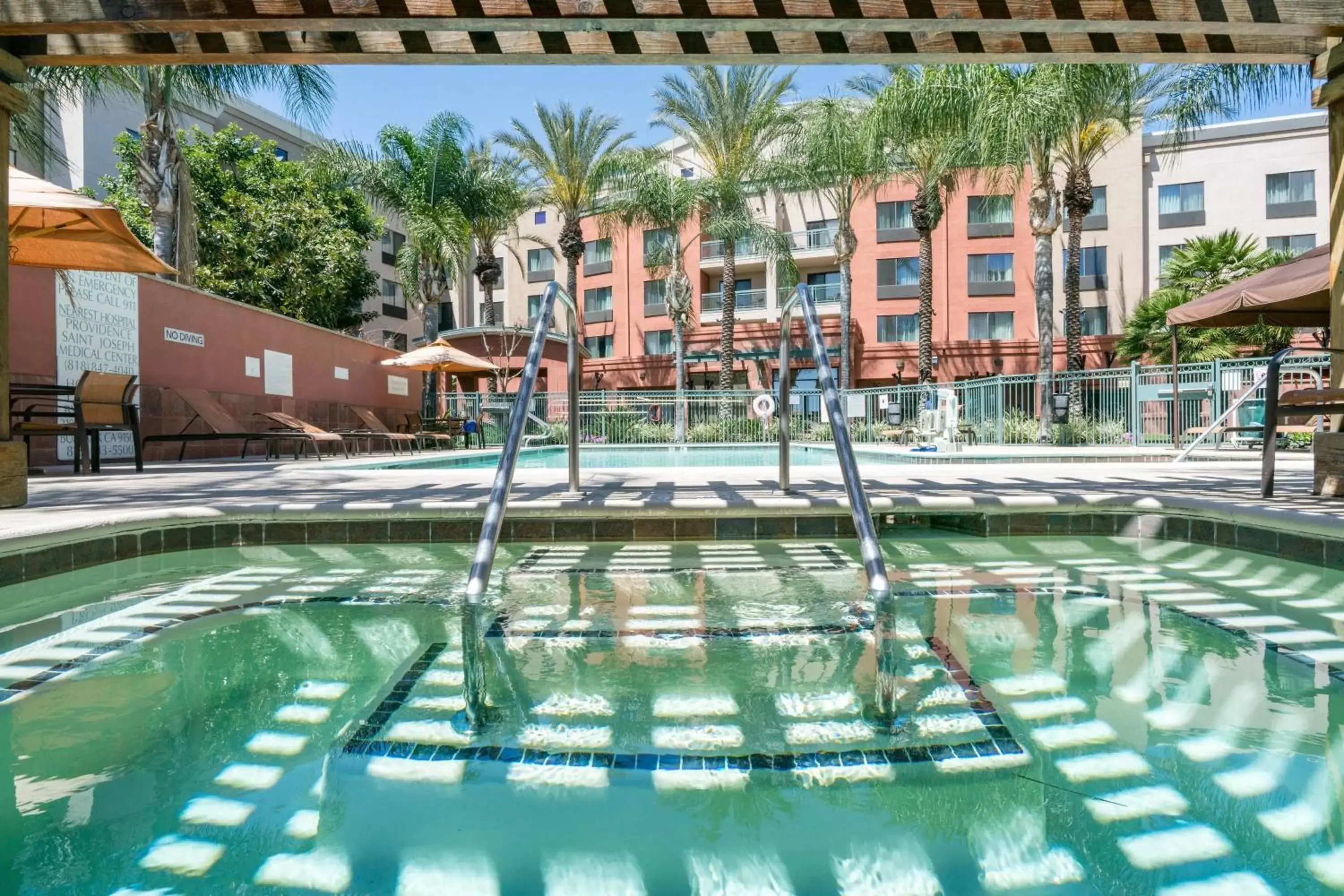 Swimming Pool in Courtyard Los Angeles Burbank Airport