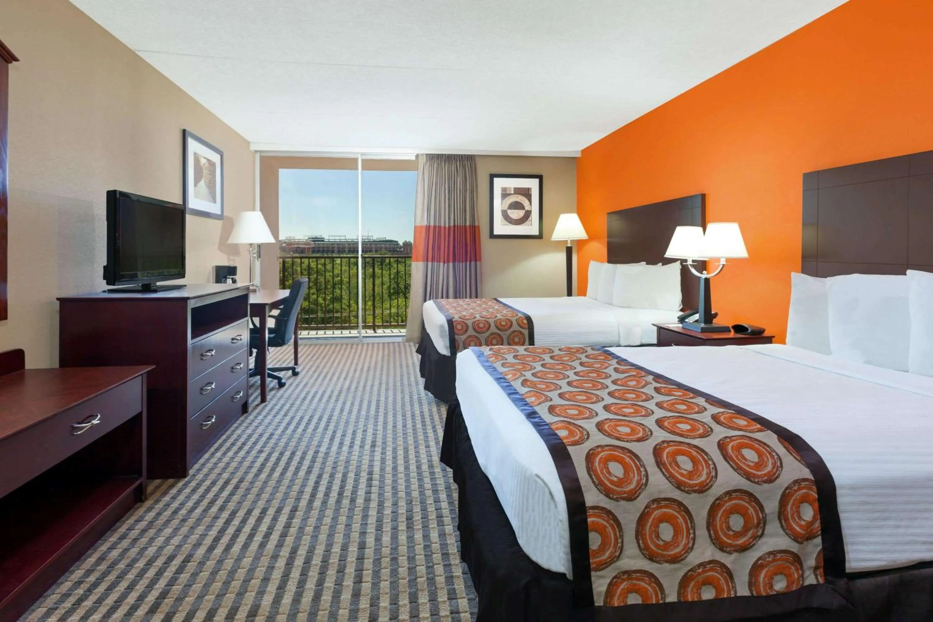 Photo of the whole room, Bed in Howard Johnson by Wyndham Arlington Ballpark / Six Flags