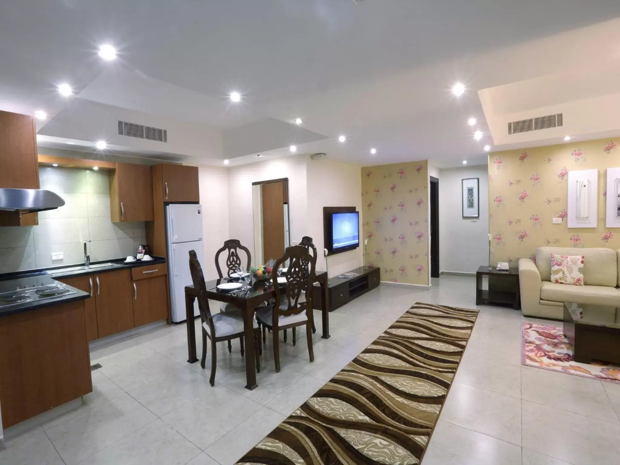 Dining Area in City Rose Hotel Suites