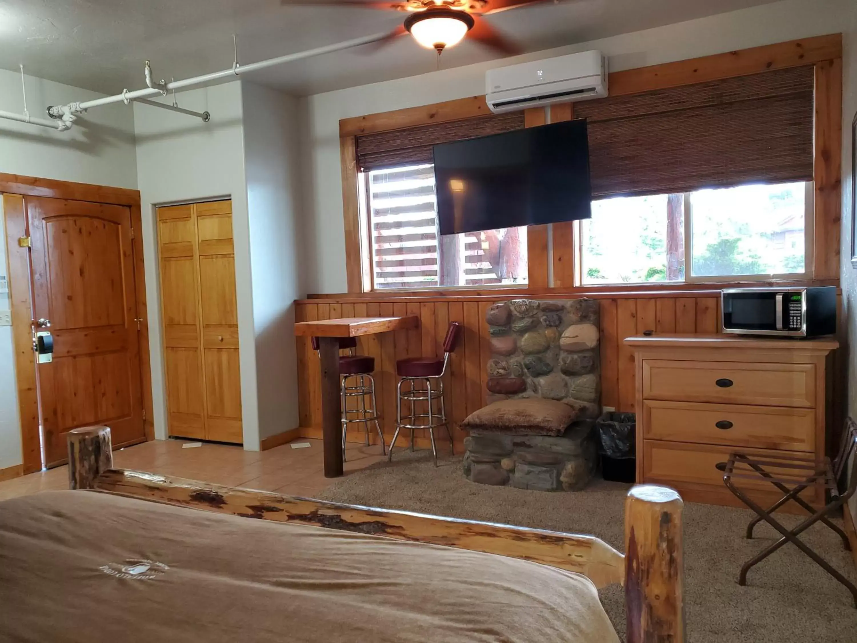 Bedroom, Seating Area in Buffalo Lodge of Bigfork