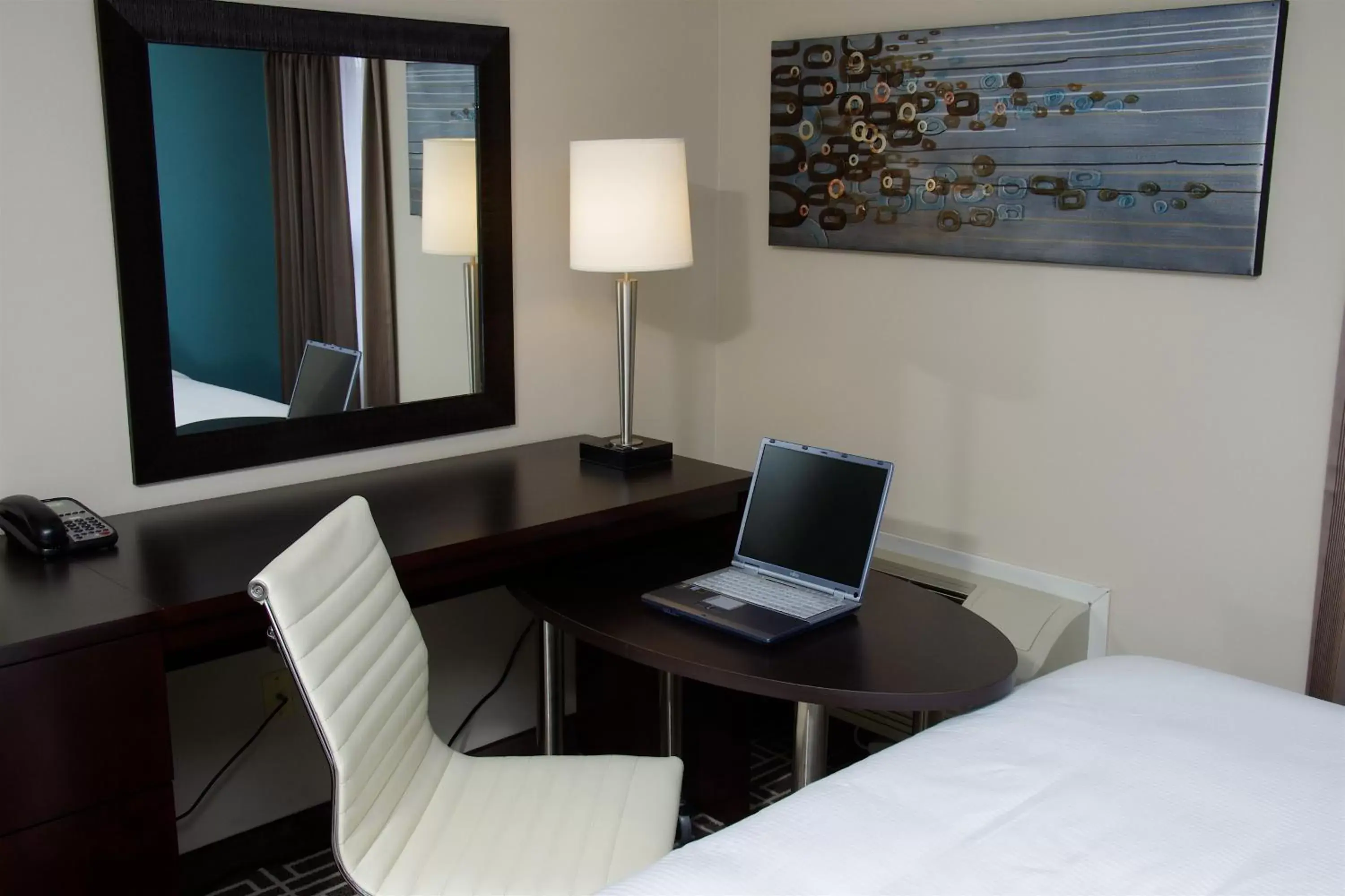 Seating area, TV/Entertainment Center in Visitor's Inn