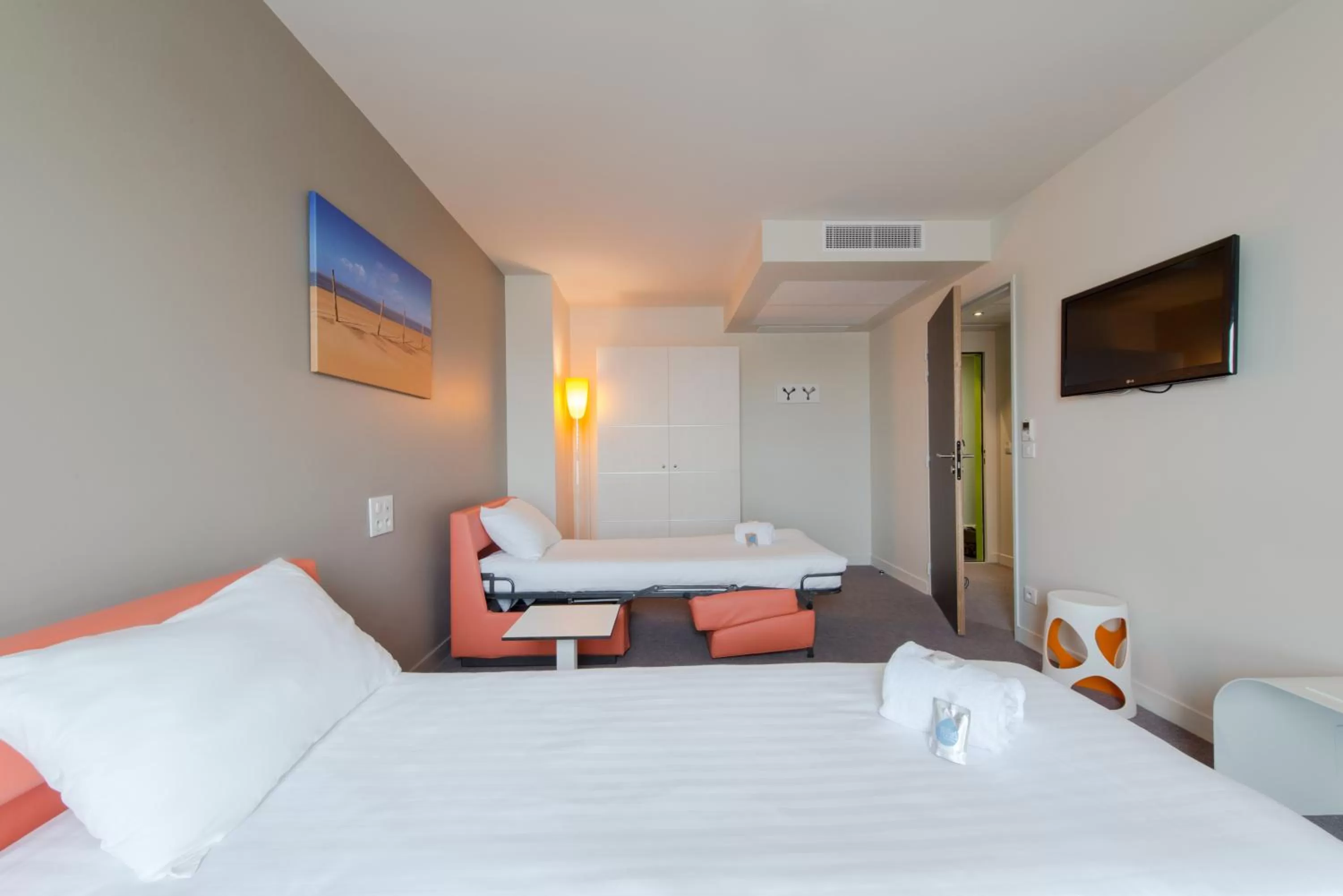 Bed in Hôtel Confort La Rochelle Centre les Minimes