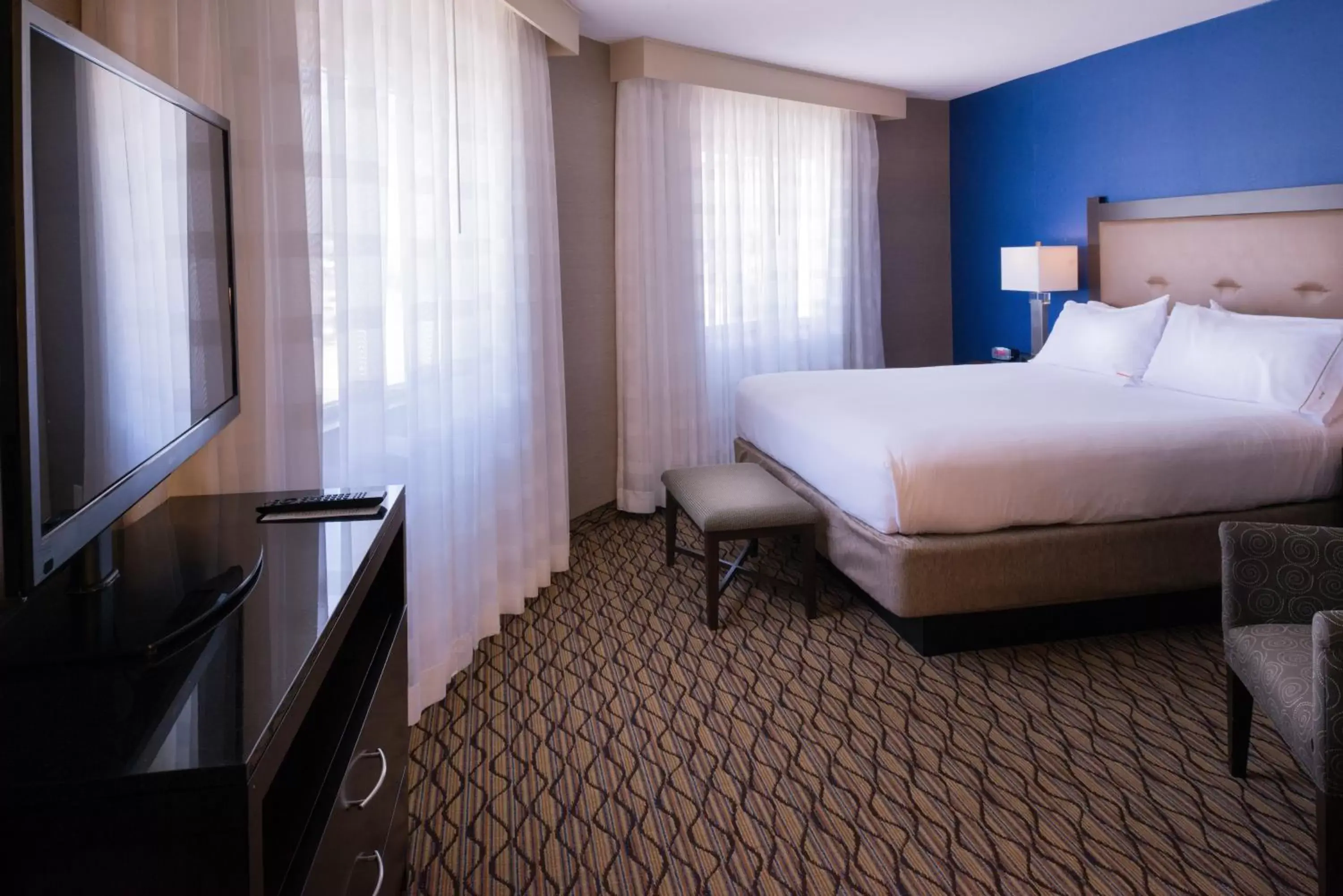 Photo of the whole room, Bed in Holiday Inn Express Hotel & Suites Pasadena-Colorado Boulevard, an IHG Hotel