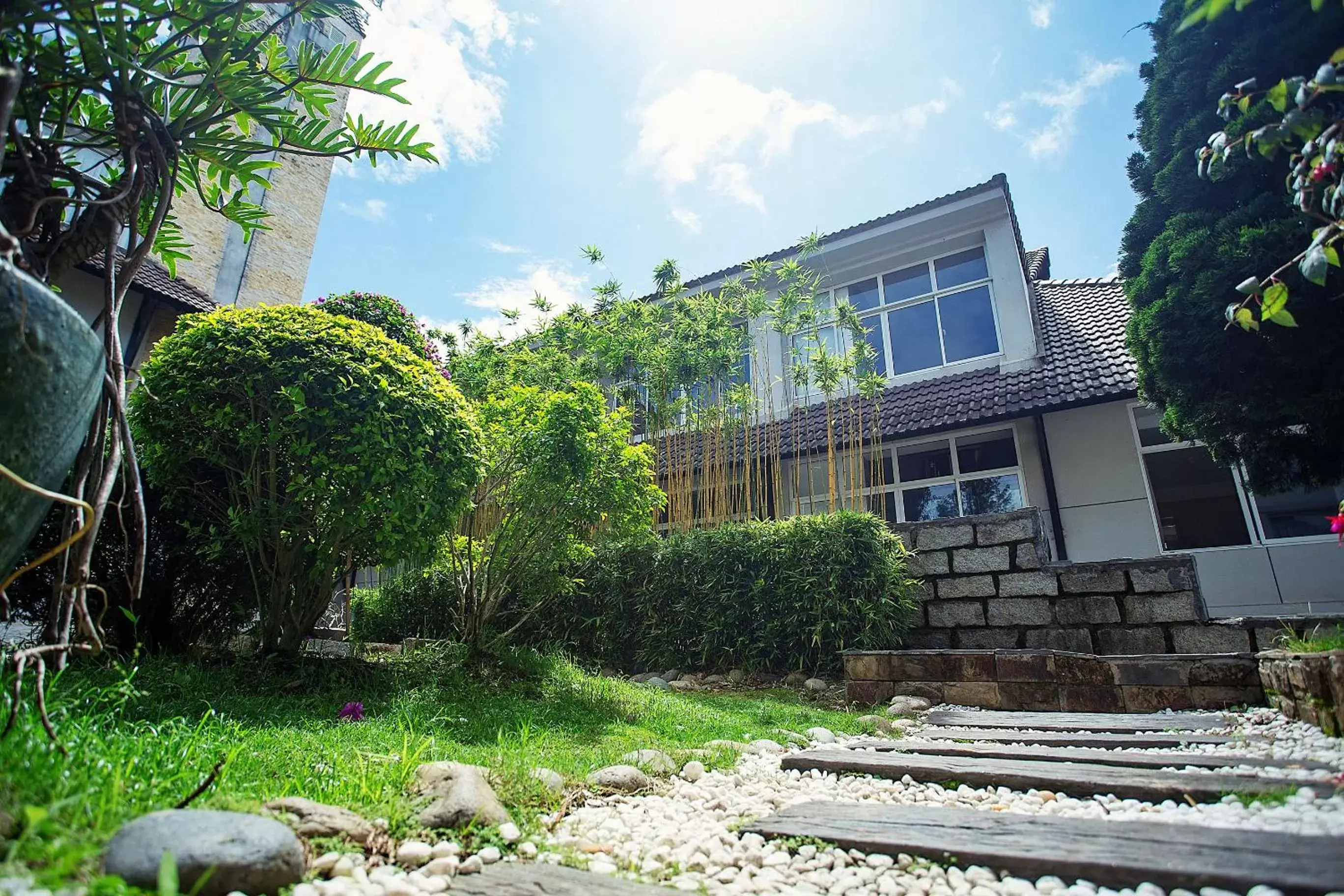 Property building, Garden in Muong Thanh Holiday Da Lat Hotel