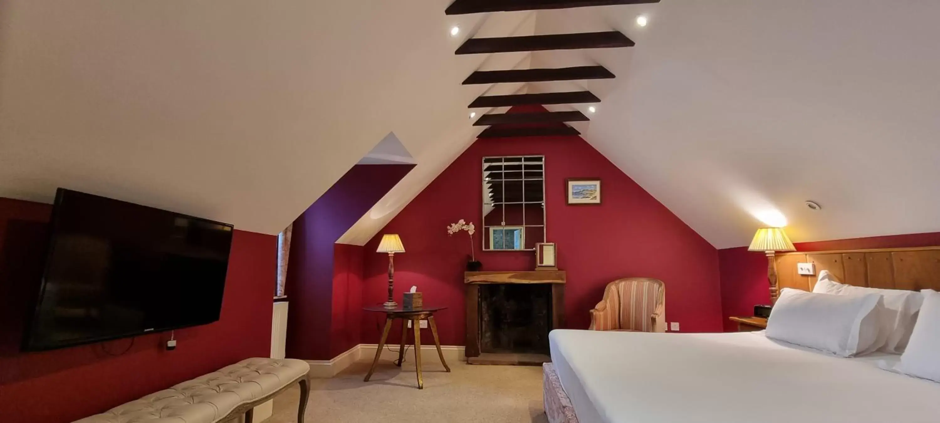 Bedroom, TV/Entertainment Center in Buccleuch and Queensberry Arms Hotel