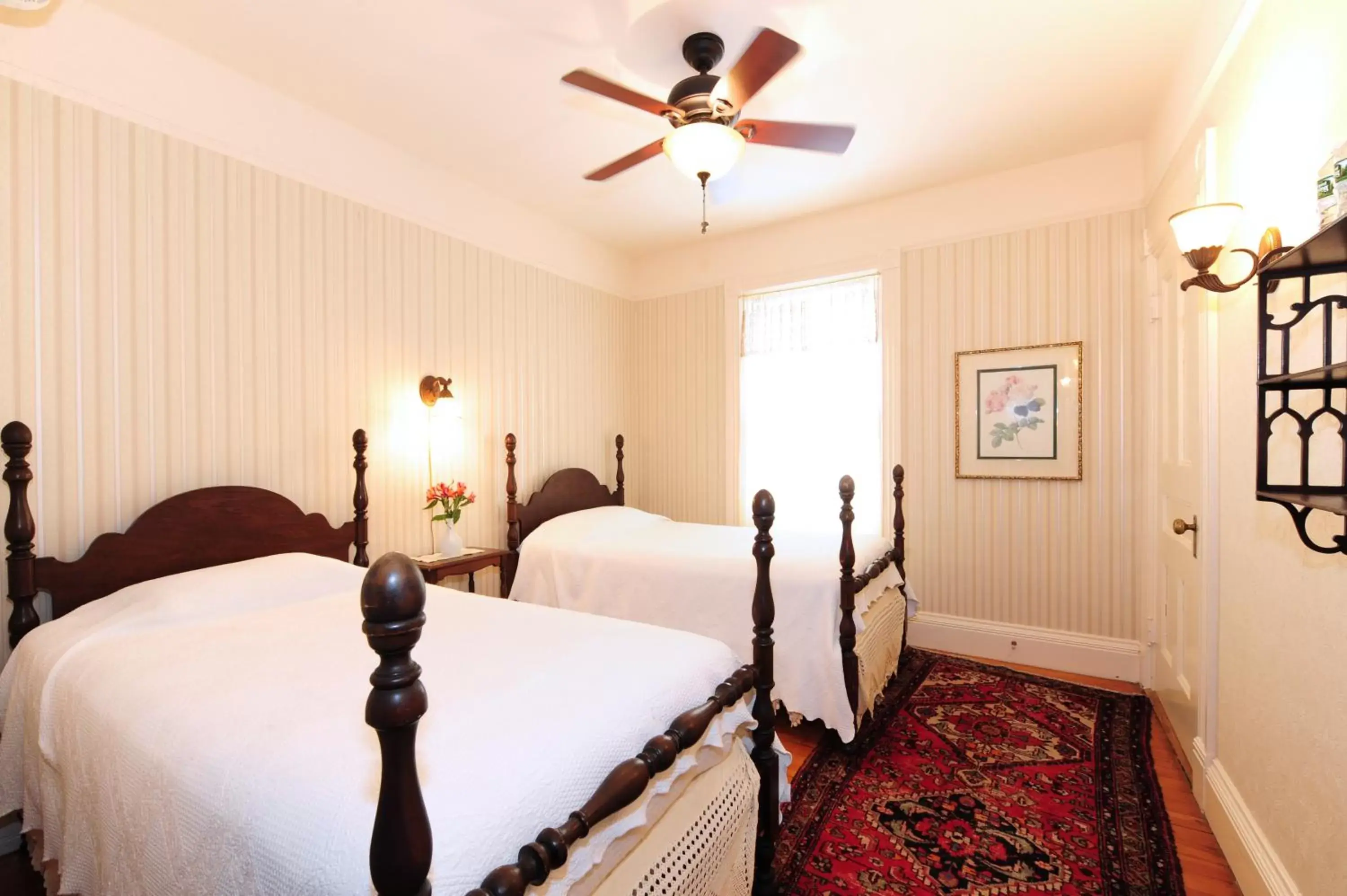 Photo of the whole room, Bed in Wainwright Inn