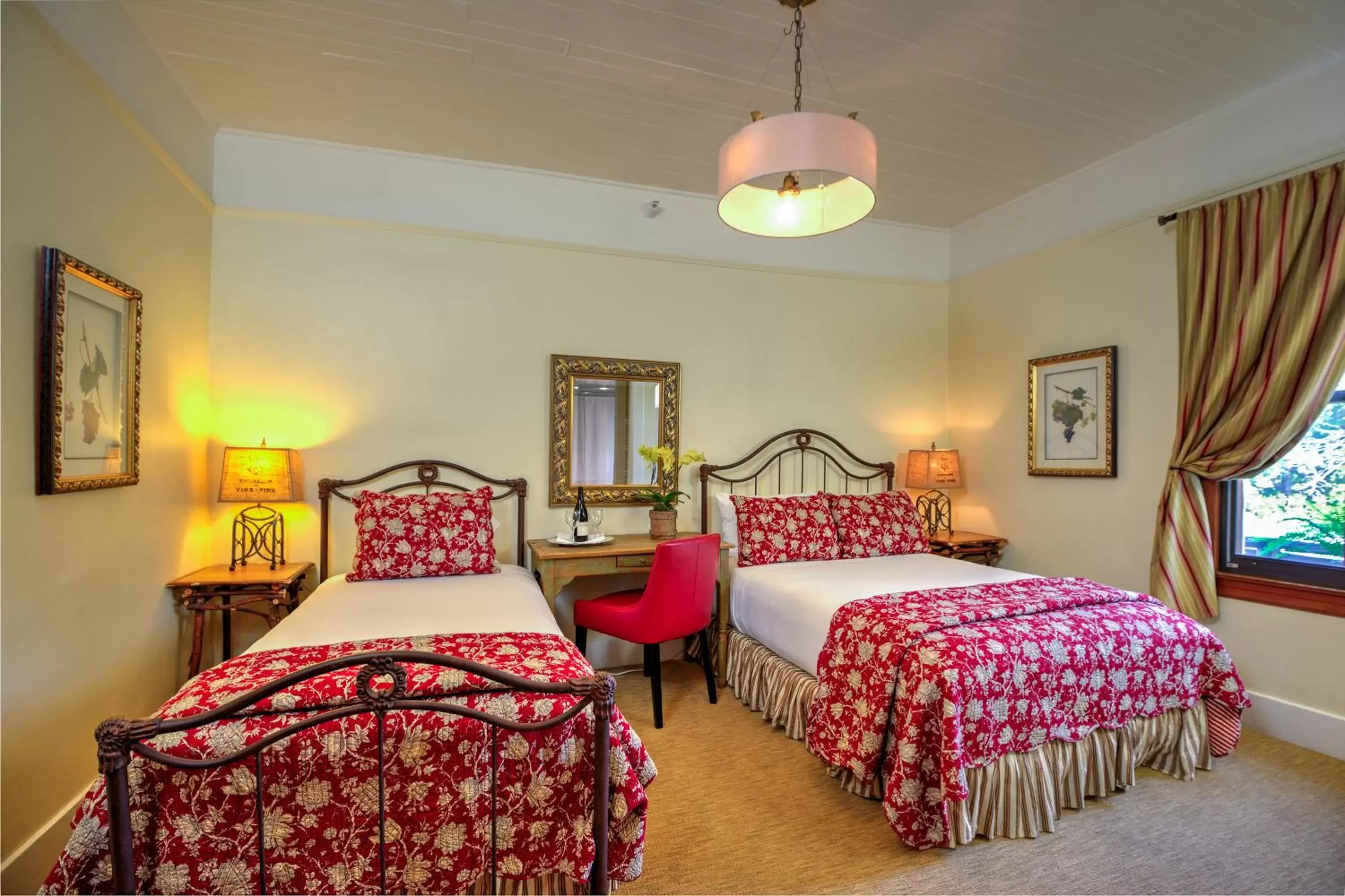 Photo of the whole room, Bed in Sonoma Hotel