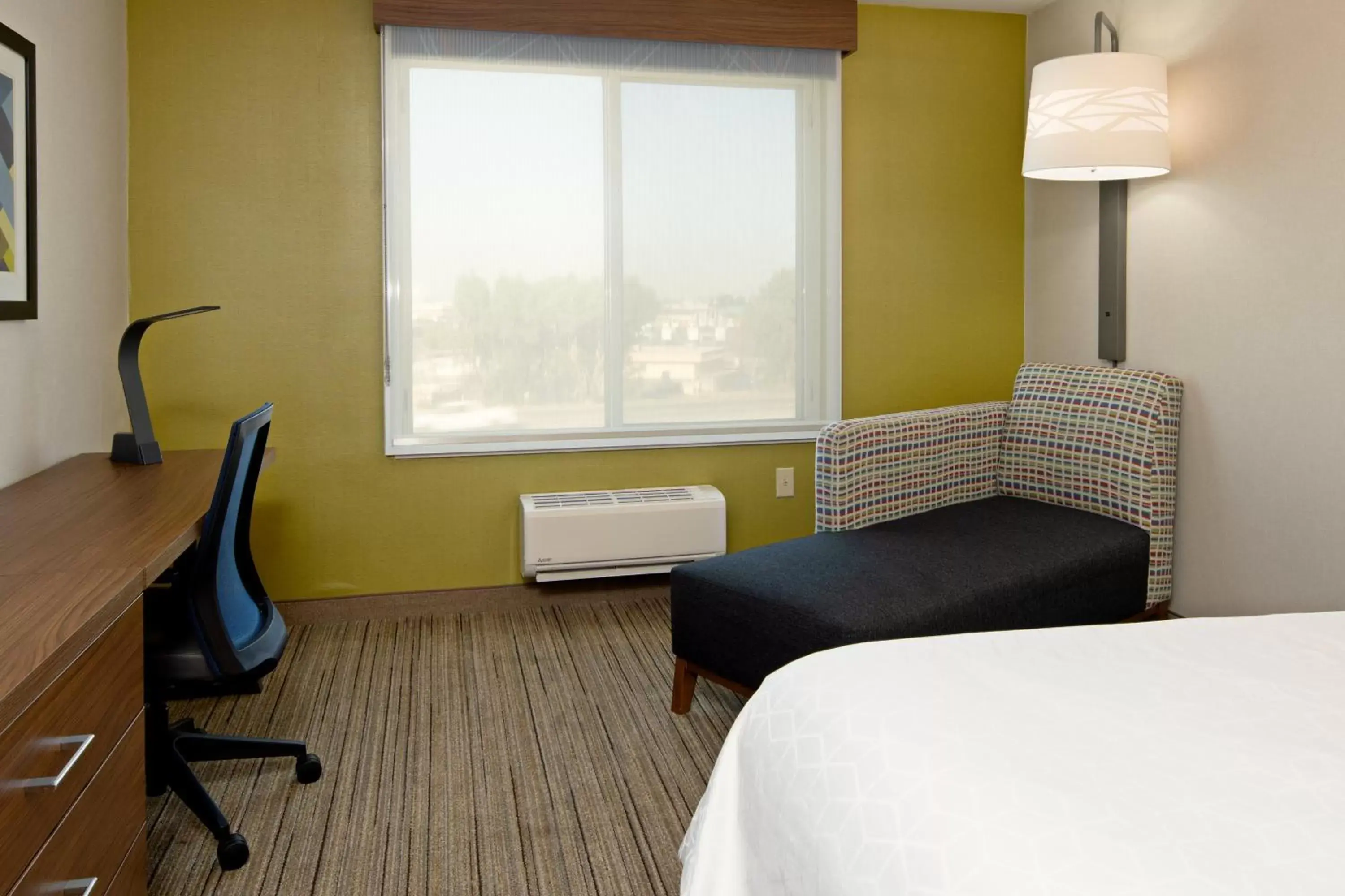 Bedroom, Seating Area in Holiday Inn Express Fresno South, an IHG Hotel