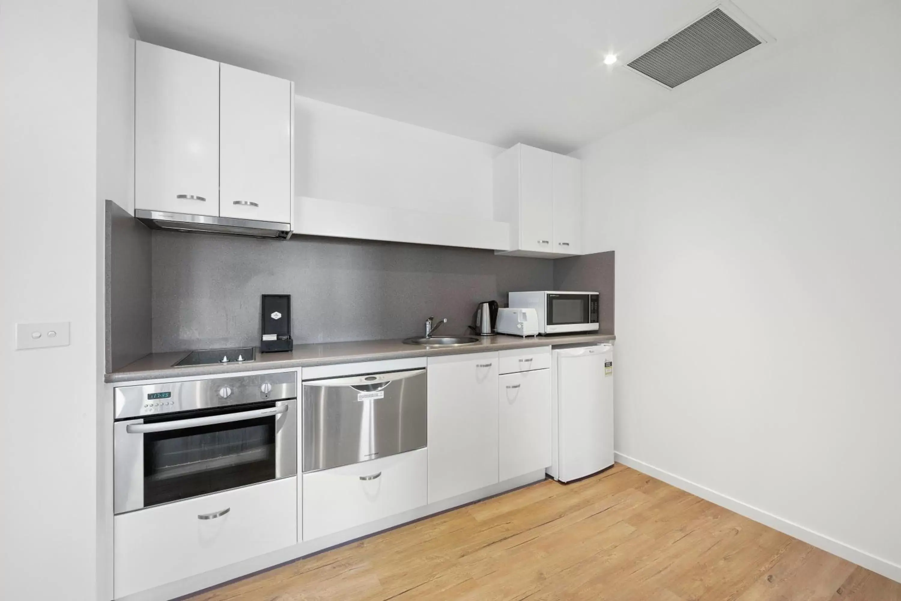 Kitchen or kitchenette, Kitchen/Kitchenette in Mantra Quayside Port Macquarie