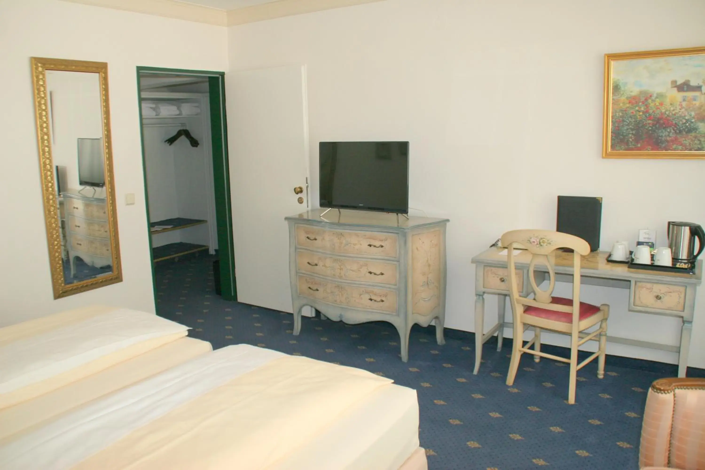 Bedroom, TV/Entertainment Center in Best Western Hotel Rhön Garden