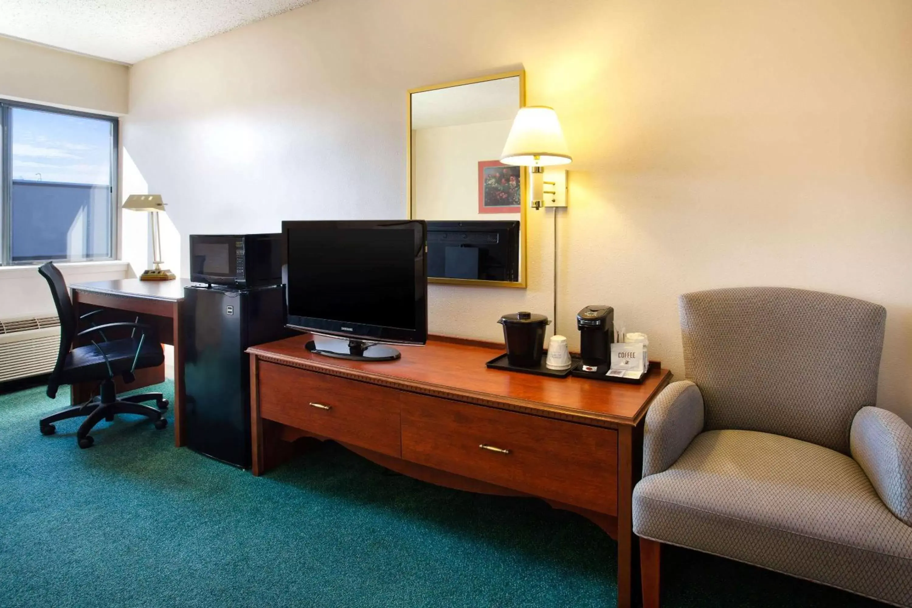 Photo of the whole room, TV/Entertainment Center in La Quinta Inn by Wyndham Wausau