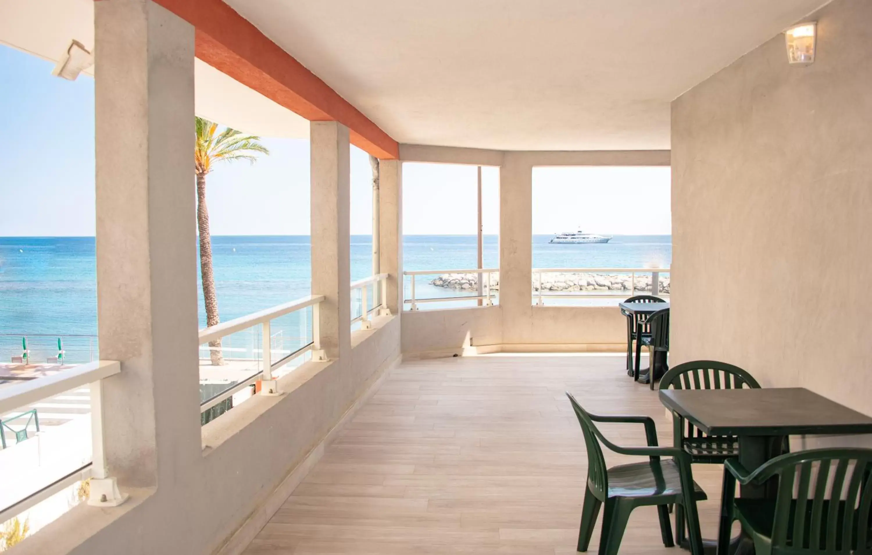 Balcony/Terrace, Sea View in Hotel et Appartements Reine D'Azur