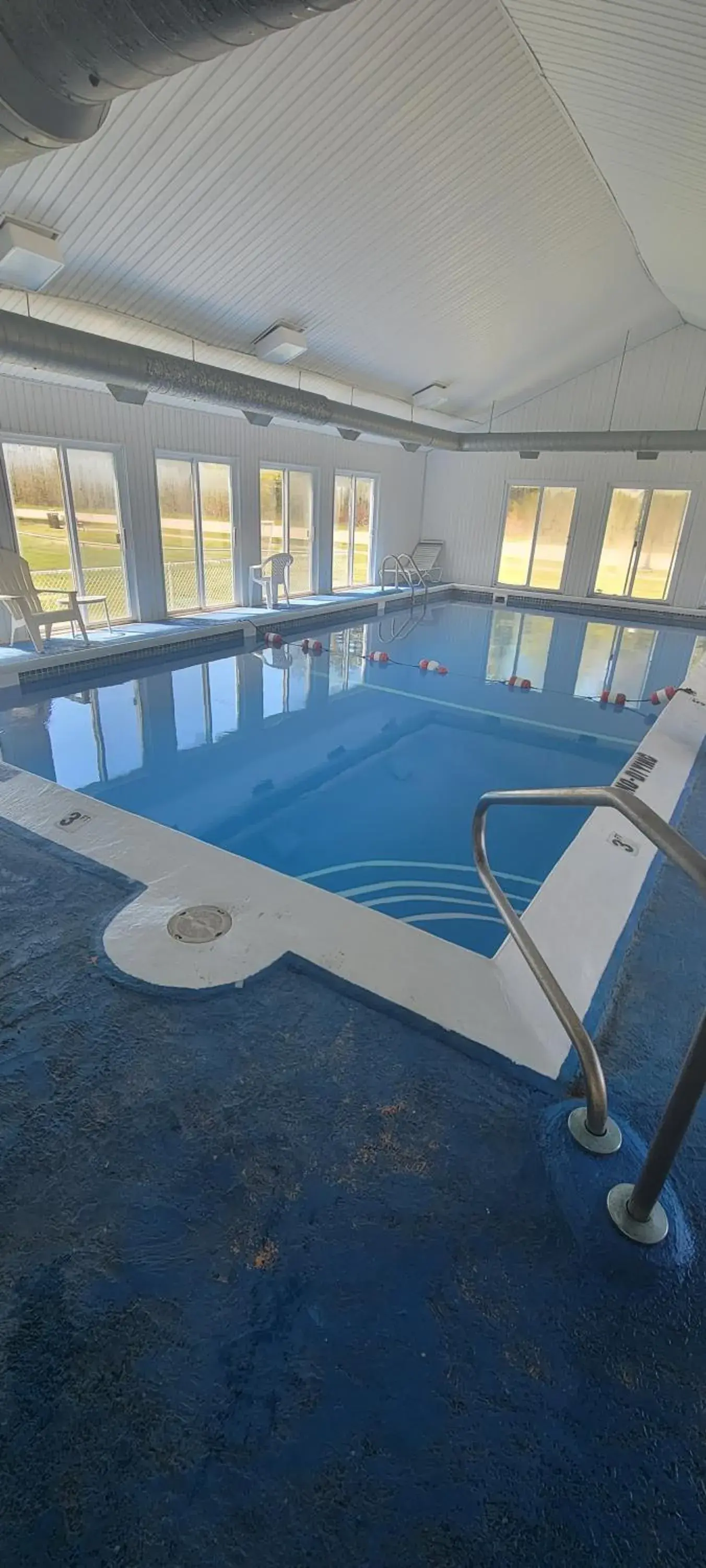 Swimming Pool in Thunderbird Inn of Mackinaw City