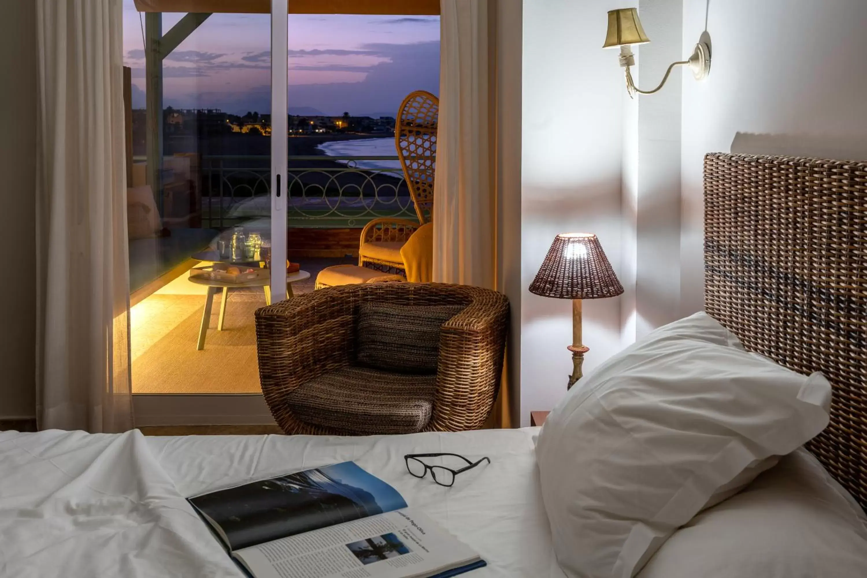 Balcony/Terrace, Bed in Hotel Noguera Mar