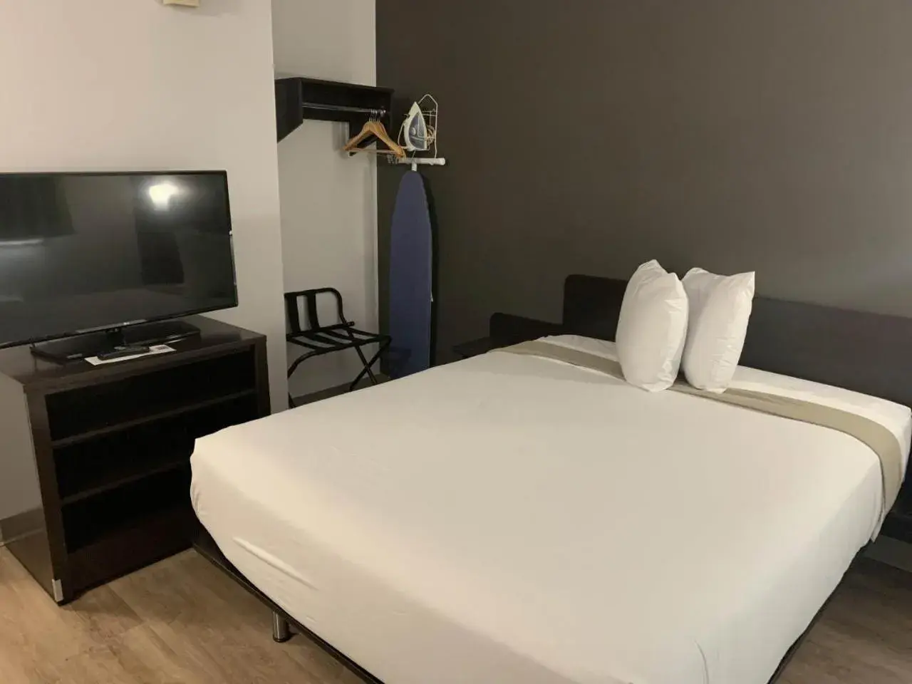 Bed in Studio 6-Hampton, VA - Langley AFB Area Bed in Studio 6-Hampton, VA - Langley AFB Area