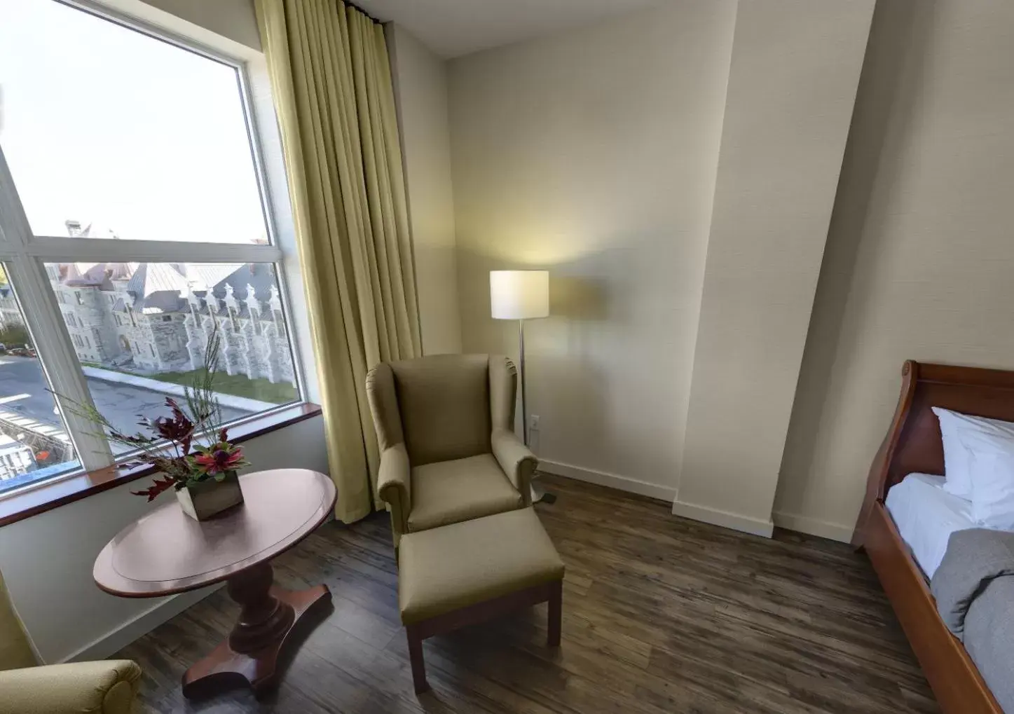 Bedroom, Seating Area in Hotel Chateau Laurier Québec