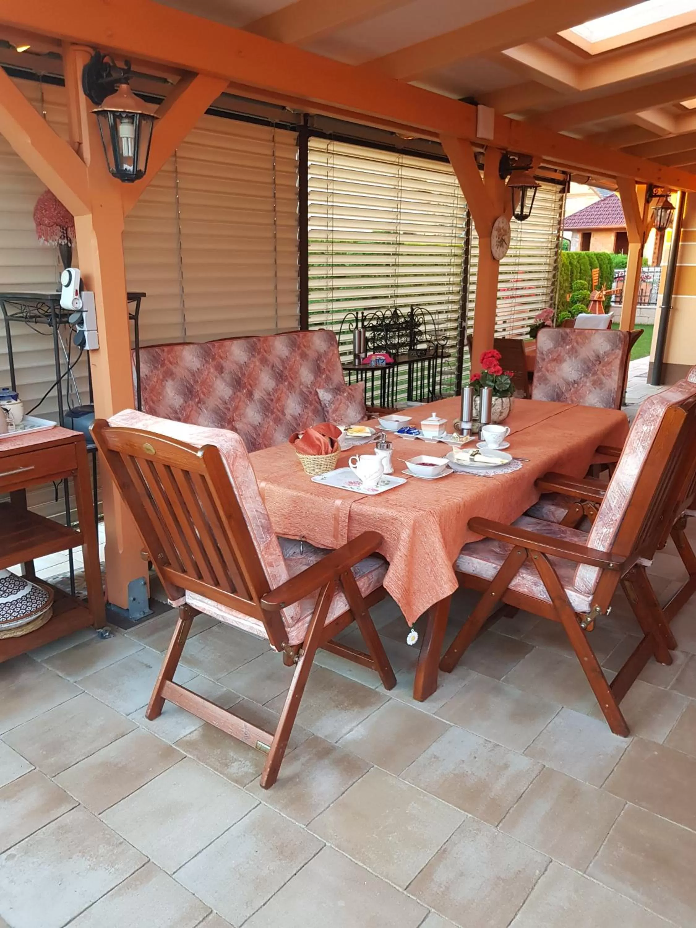 Restaurant/Places to Eat in Rooms Beros