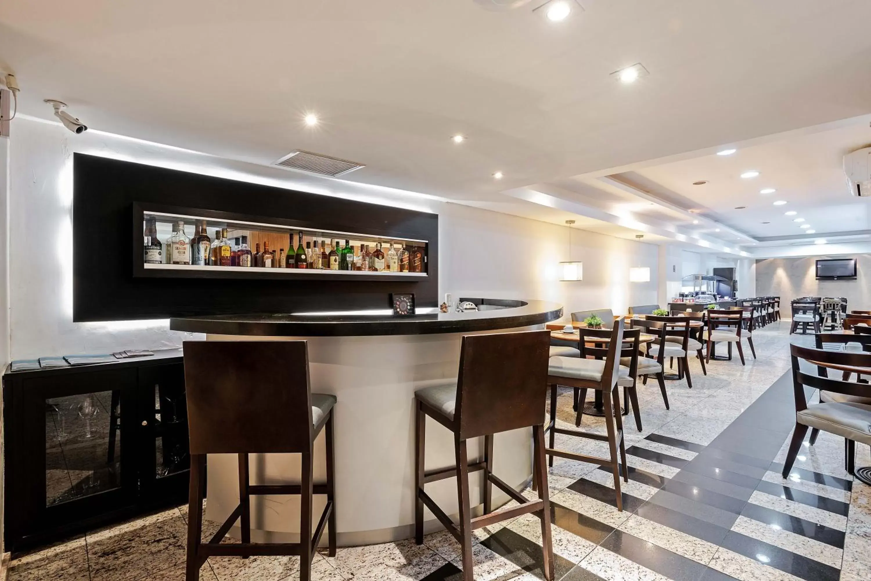 Lounge or bar, Restaurant/Places to Eat in Slaviero Curitiba Batel