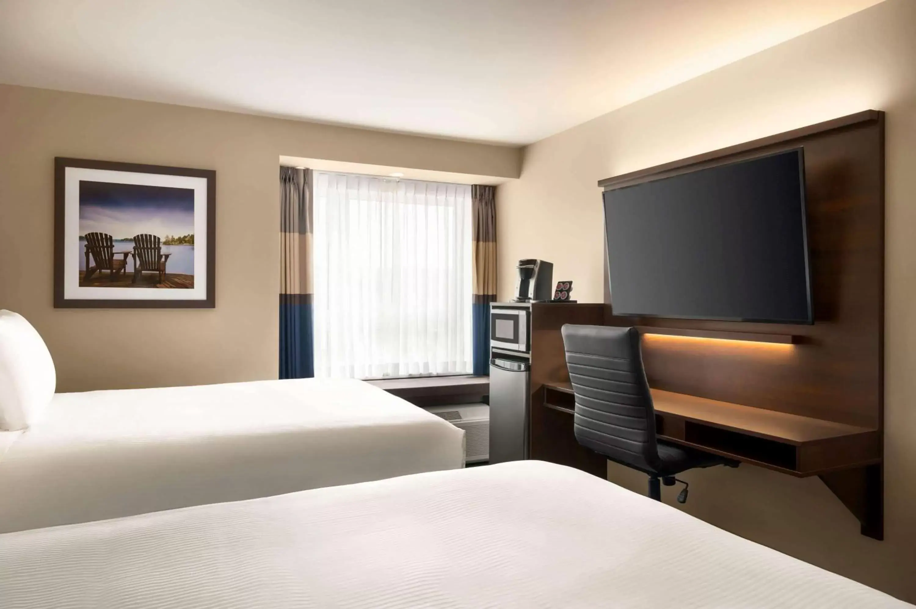 TV and multimedia, Bed in Microtel Inn & Suites by Wyndham Aurora TV and multimedia, Bed in Microtel Inn & Suites by Wyndham Aurora