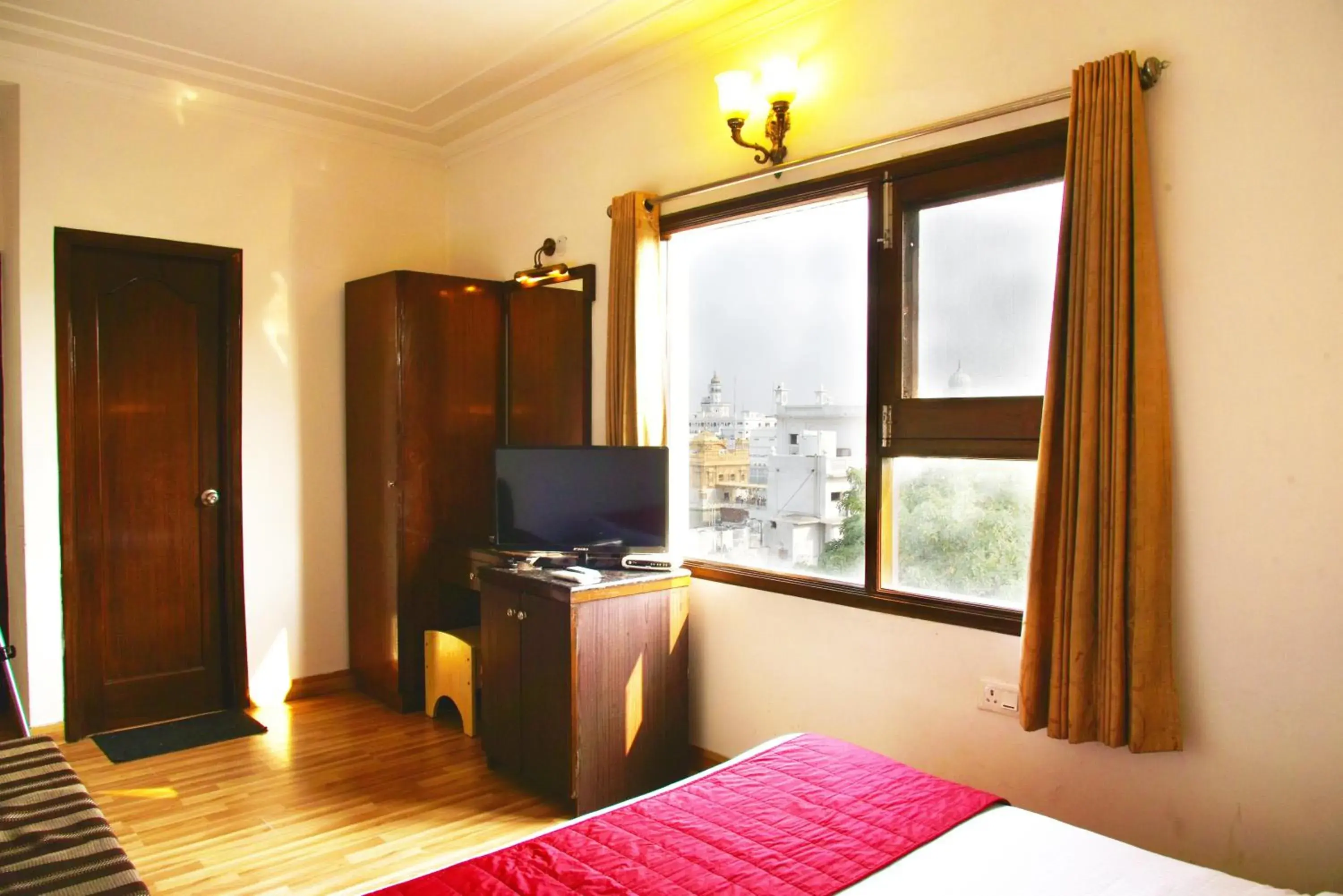 Bedroom, TV/Entertainment Center in Hotel Sapphire Opposite Golden Temple