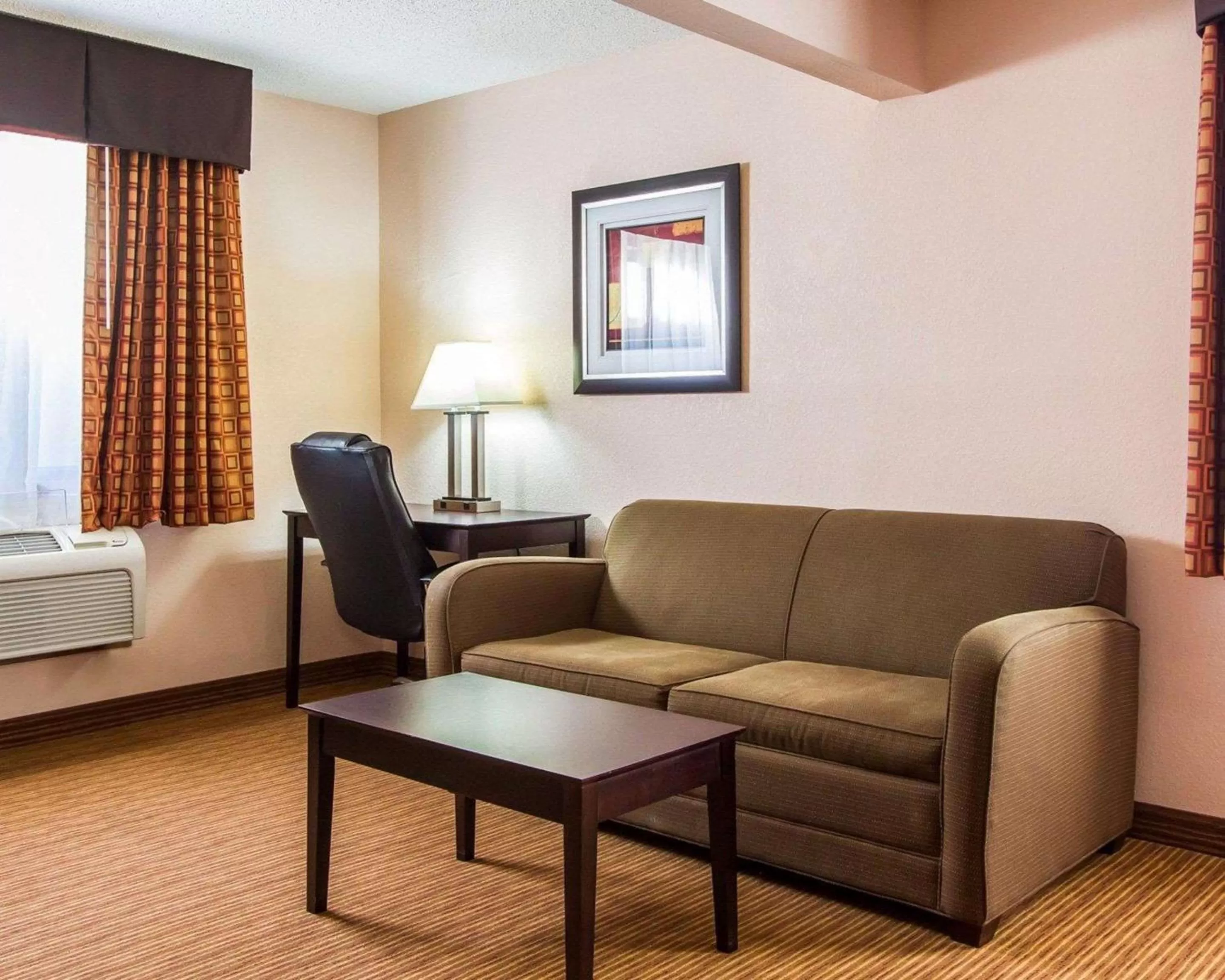 Photo of the whole room, Bed in Quality Inn & Suites Ottumwa North