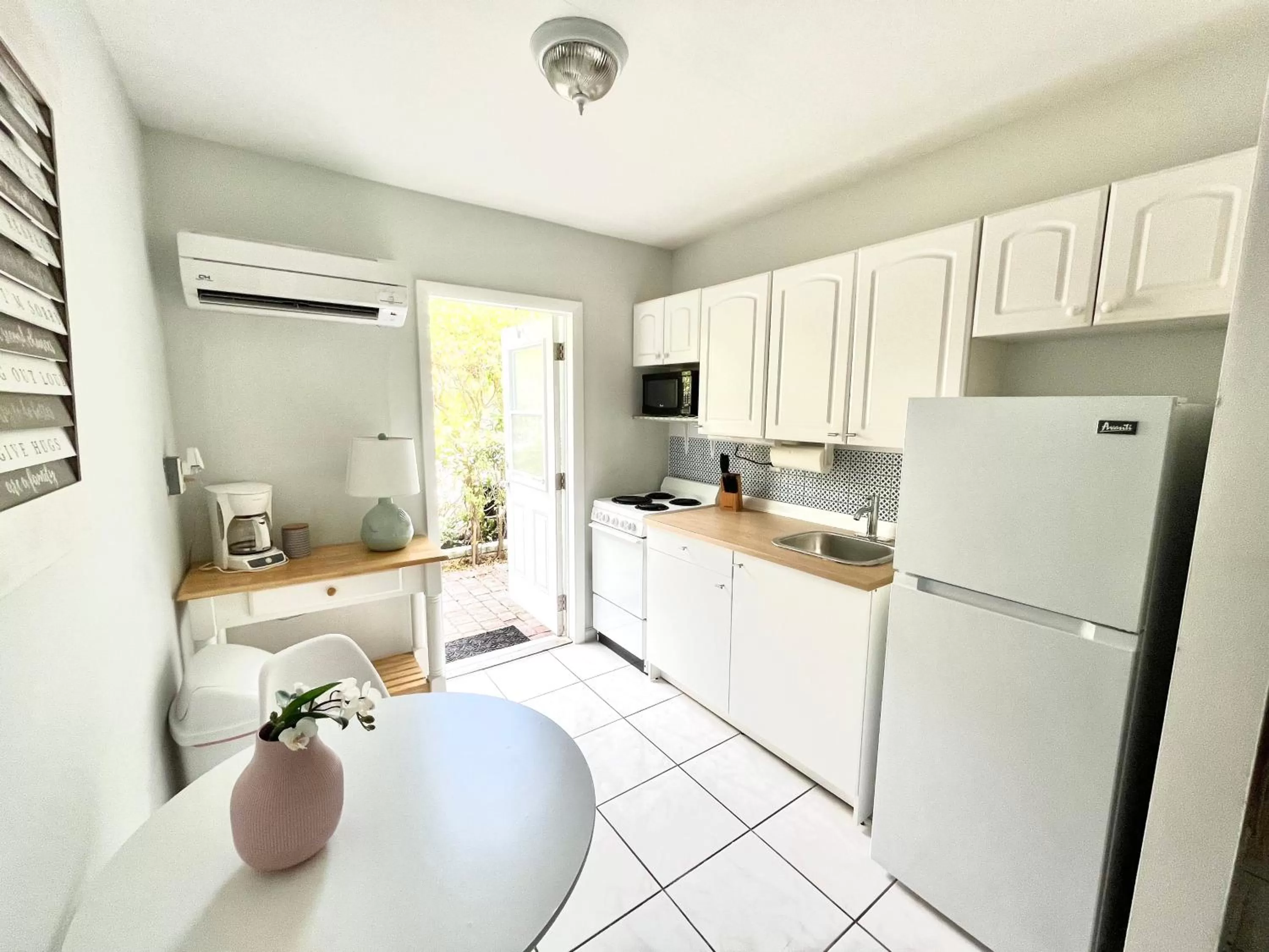 kitchen in 4145 By The Sea Inn & Suites