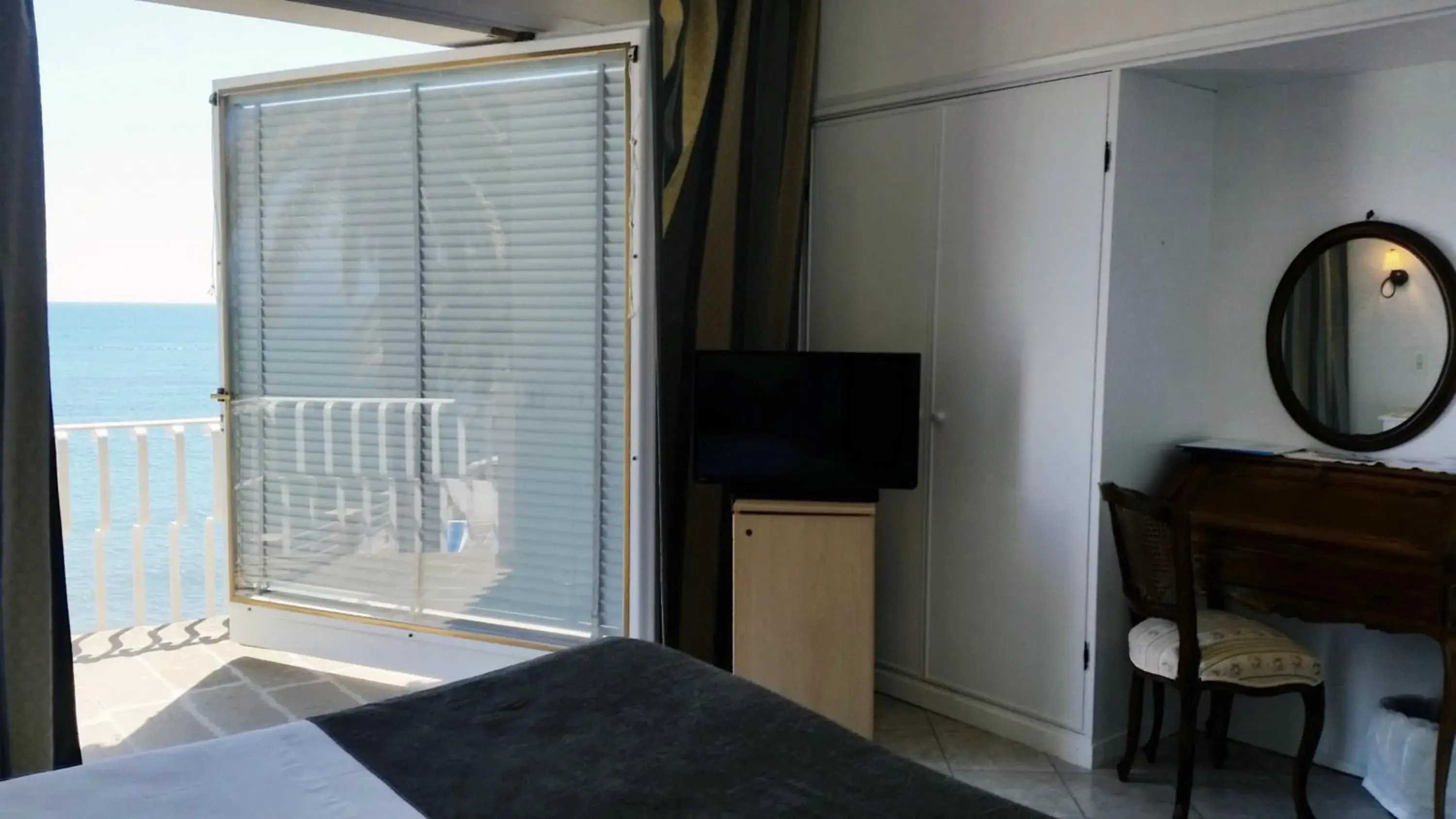 Bedroom, TV/Entertainment Center in Hotel Ristorante Maga Circe