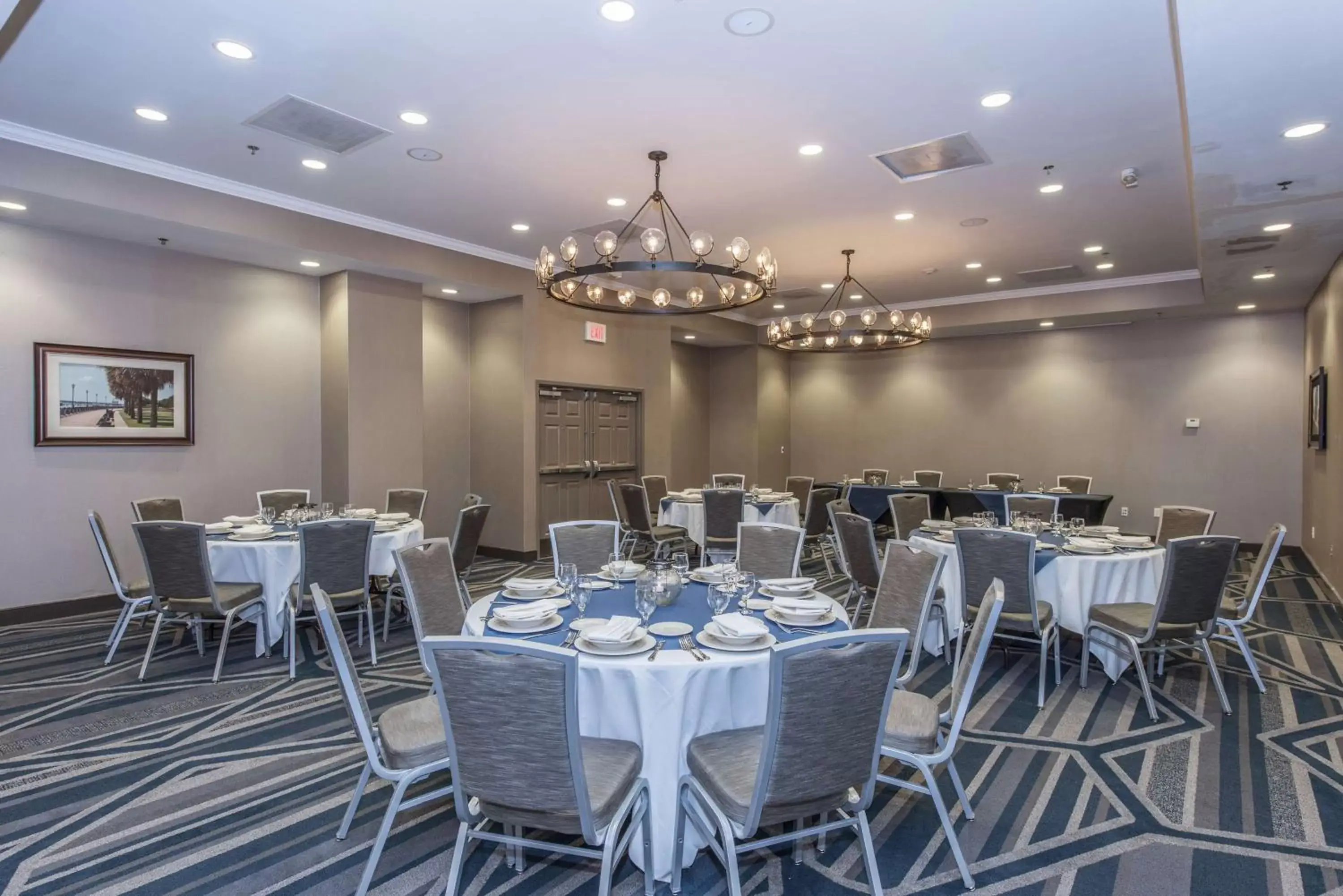 Meeting/conference room, Restaurant/Places to Eat in DoubleTree by Hilton North Charleston - Convention Center