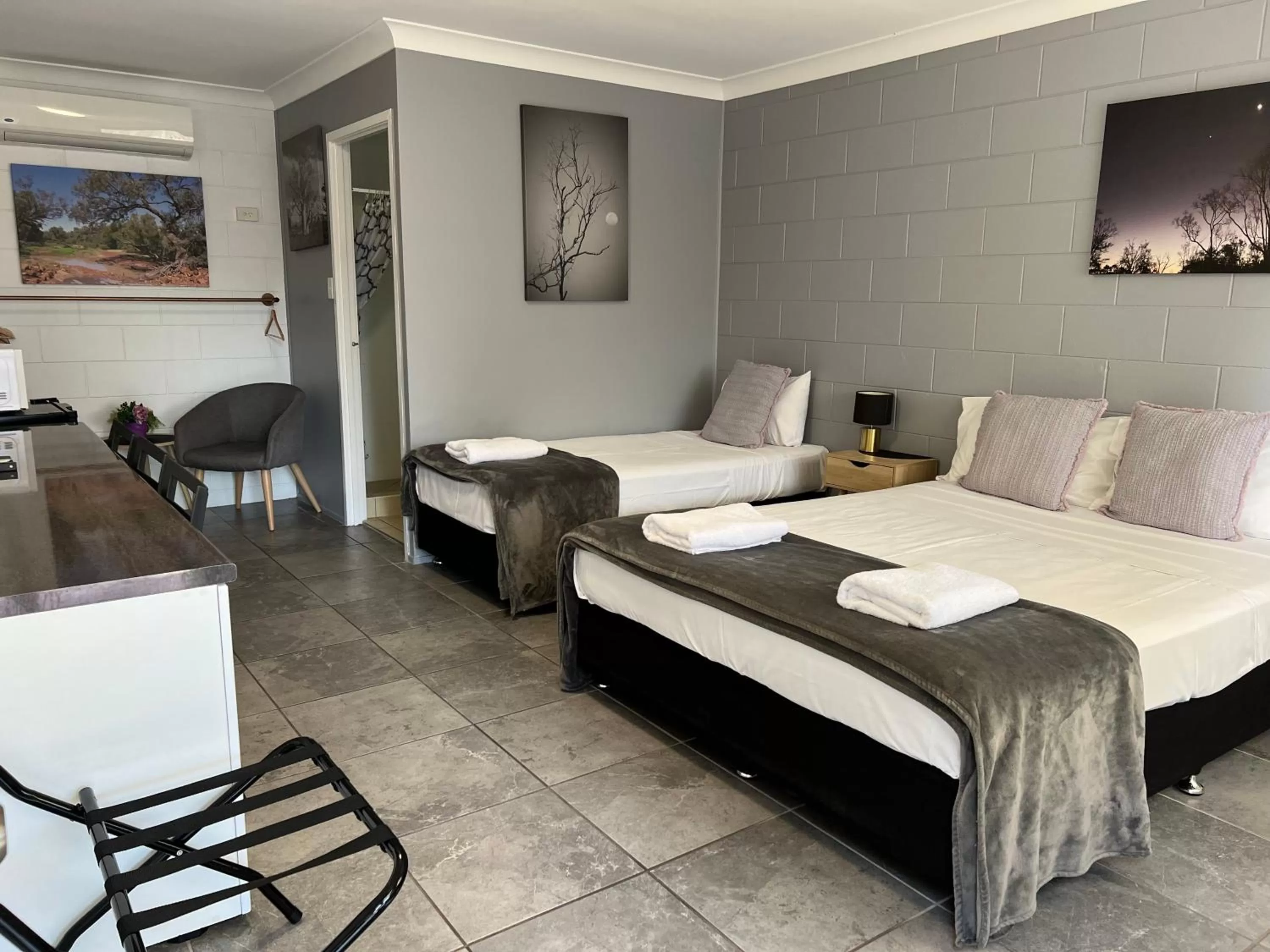 Bedroom, Bed in Spanish Lace Motor Inn