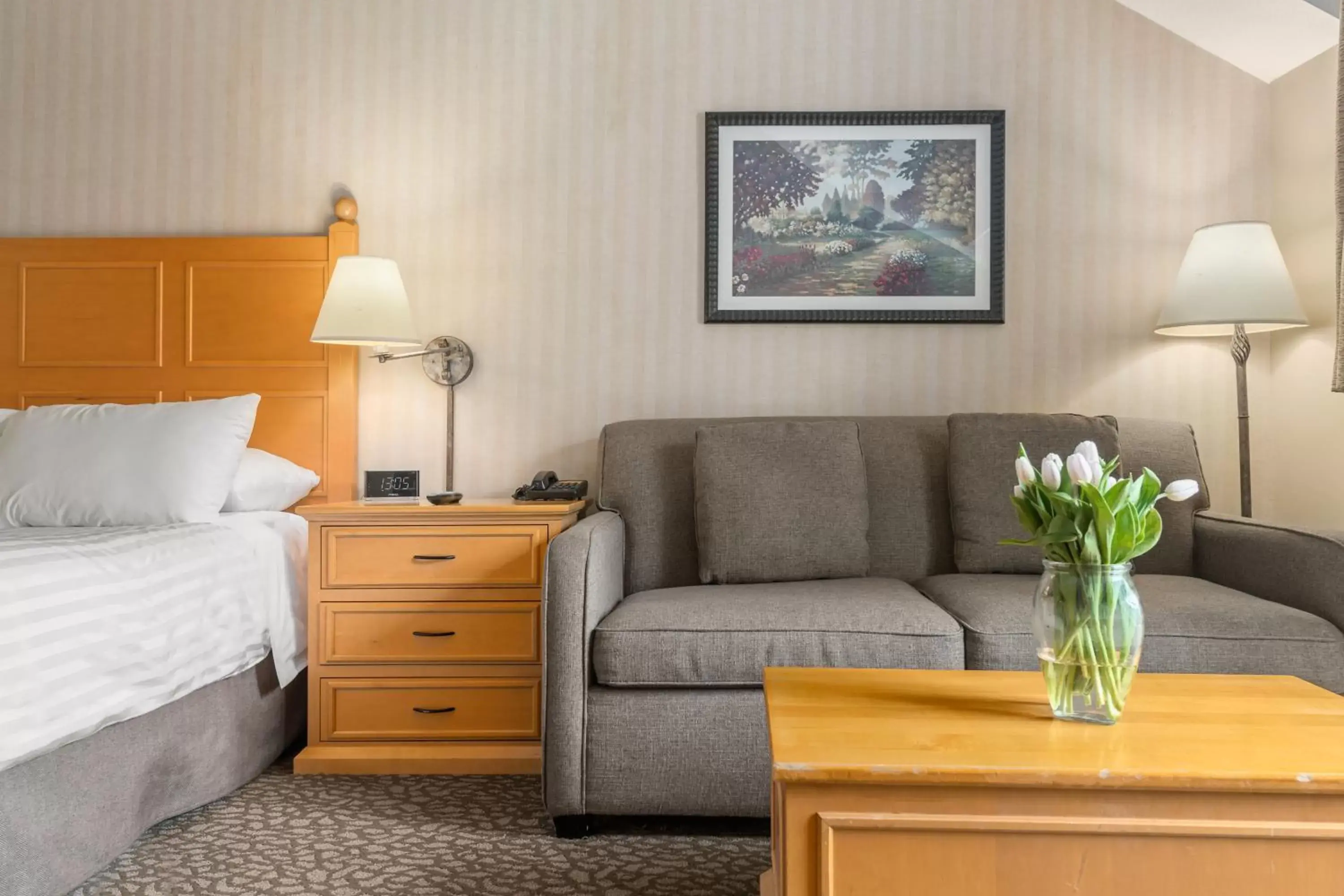 Bed, Seating Area in Pinnacle Hotel Whistler