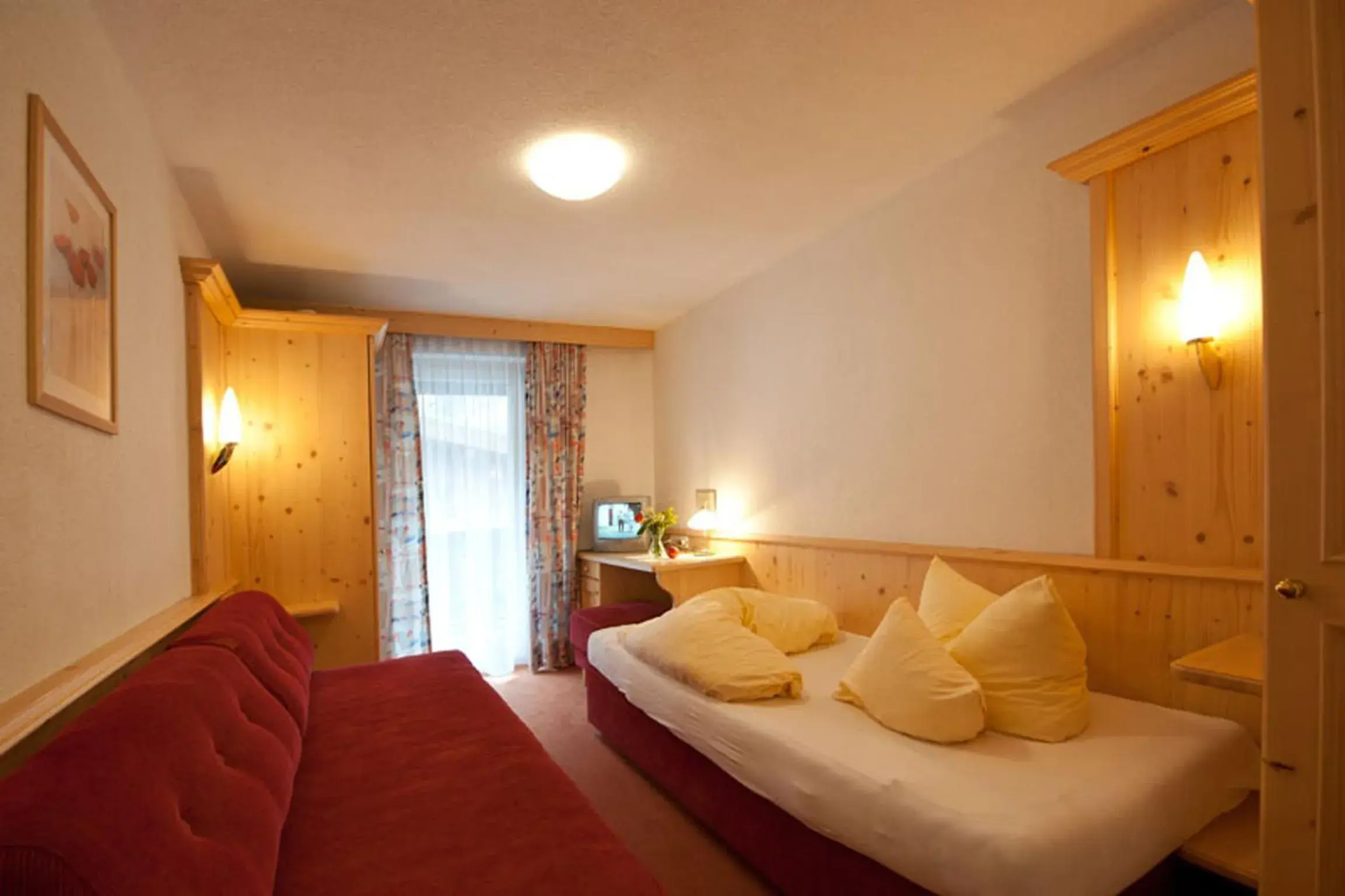 Bed, Seating Area in Hotel Zum Hirschen