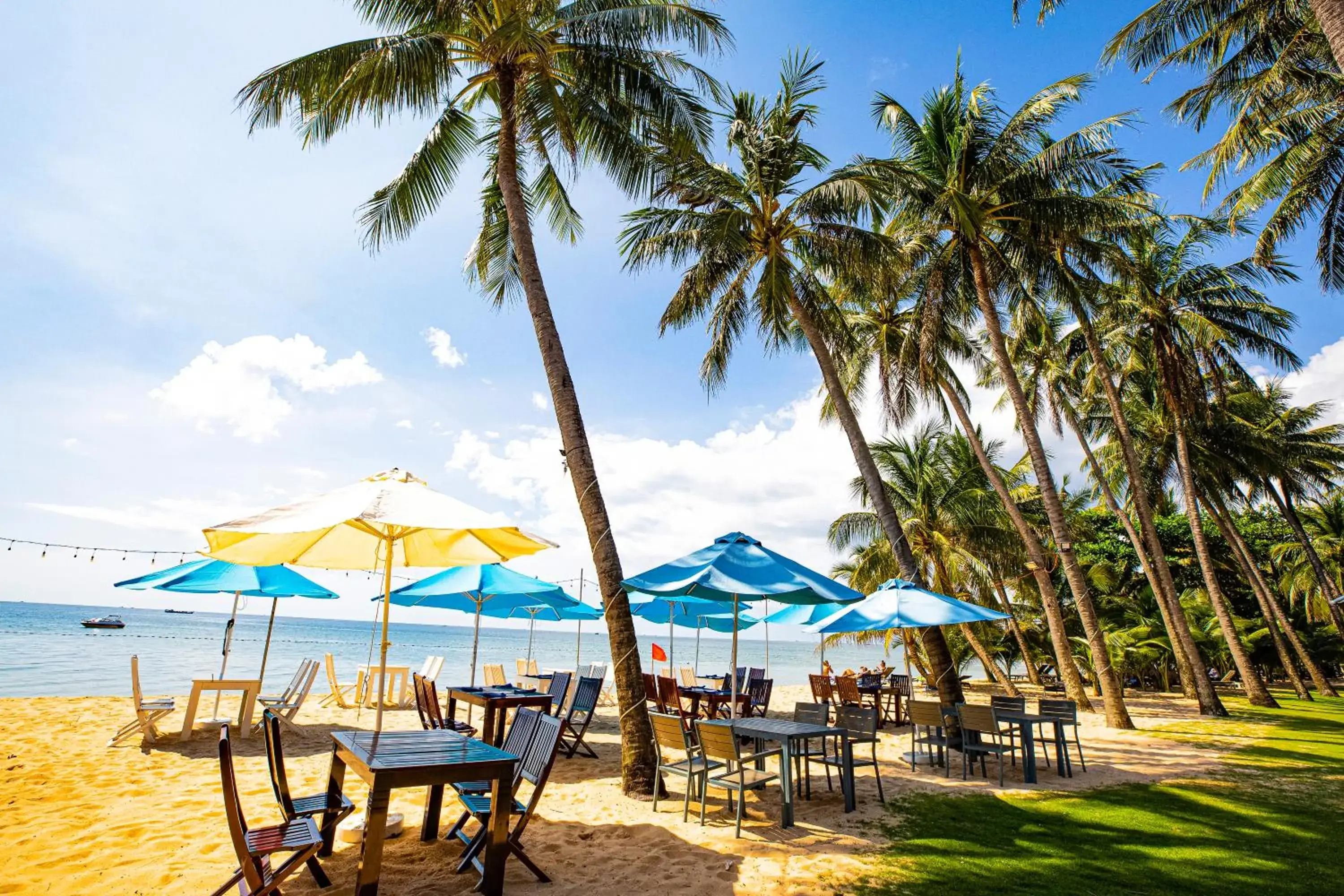 Restaurant/places to eat, Beach in Sea Star Resort