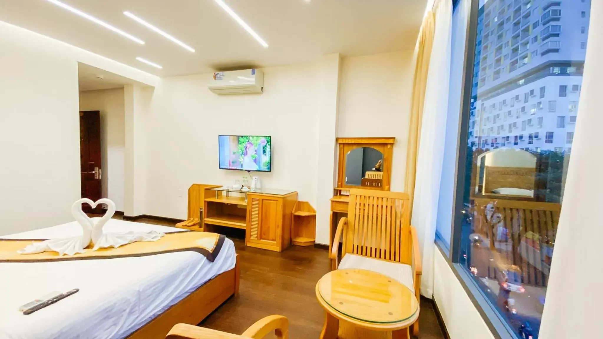 Photo of the whole room, Bed in Duc Vuong Saigon Hotel - Cao Thang Photo of the whole room, Bed in Duc Vuong Saigon Hotel - Cao Thang