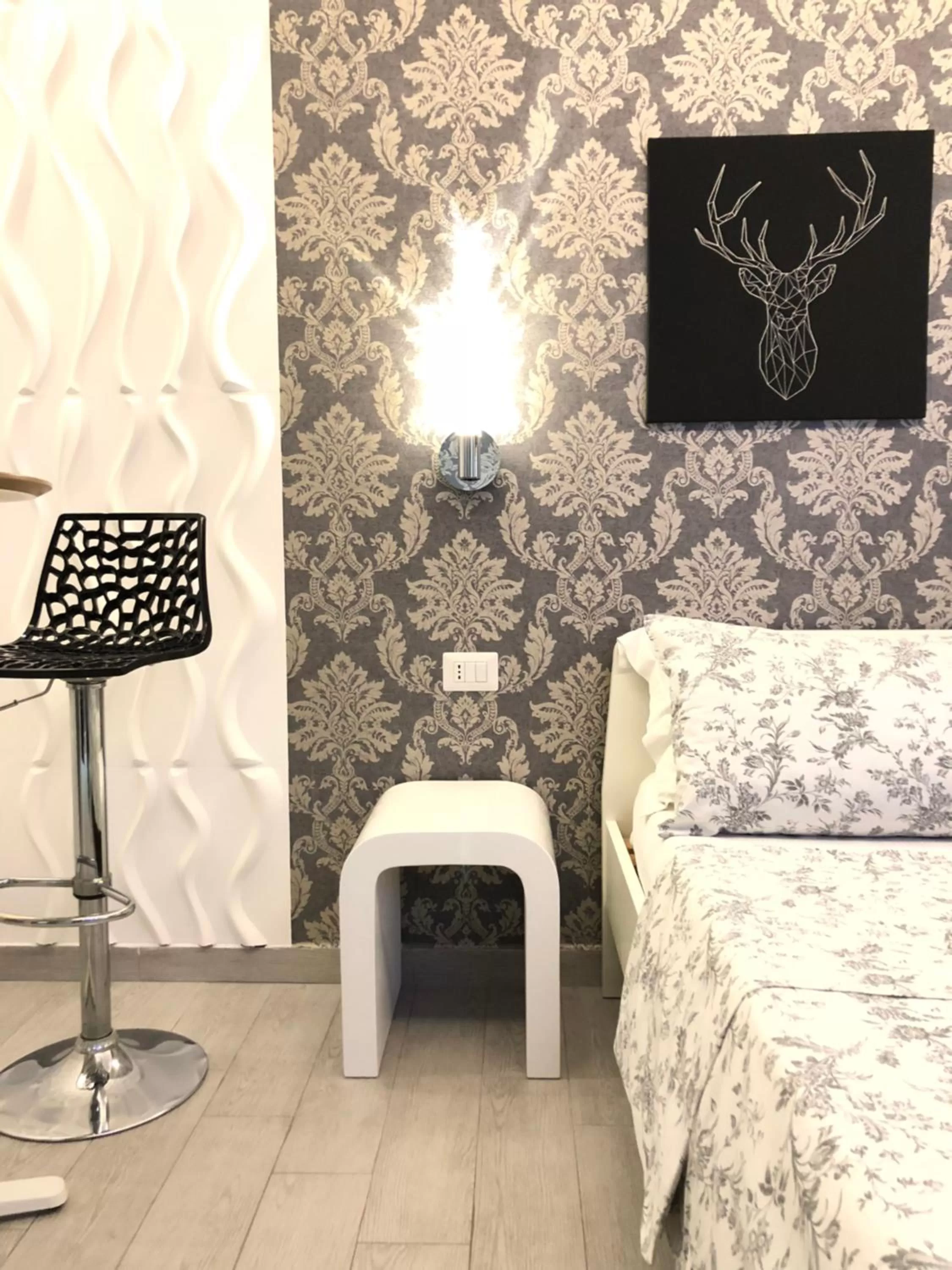 Bed in Black & White G&G