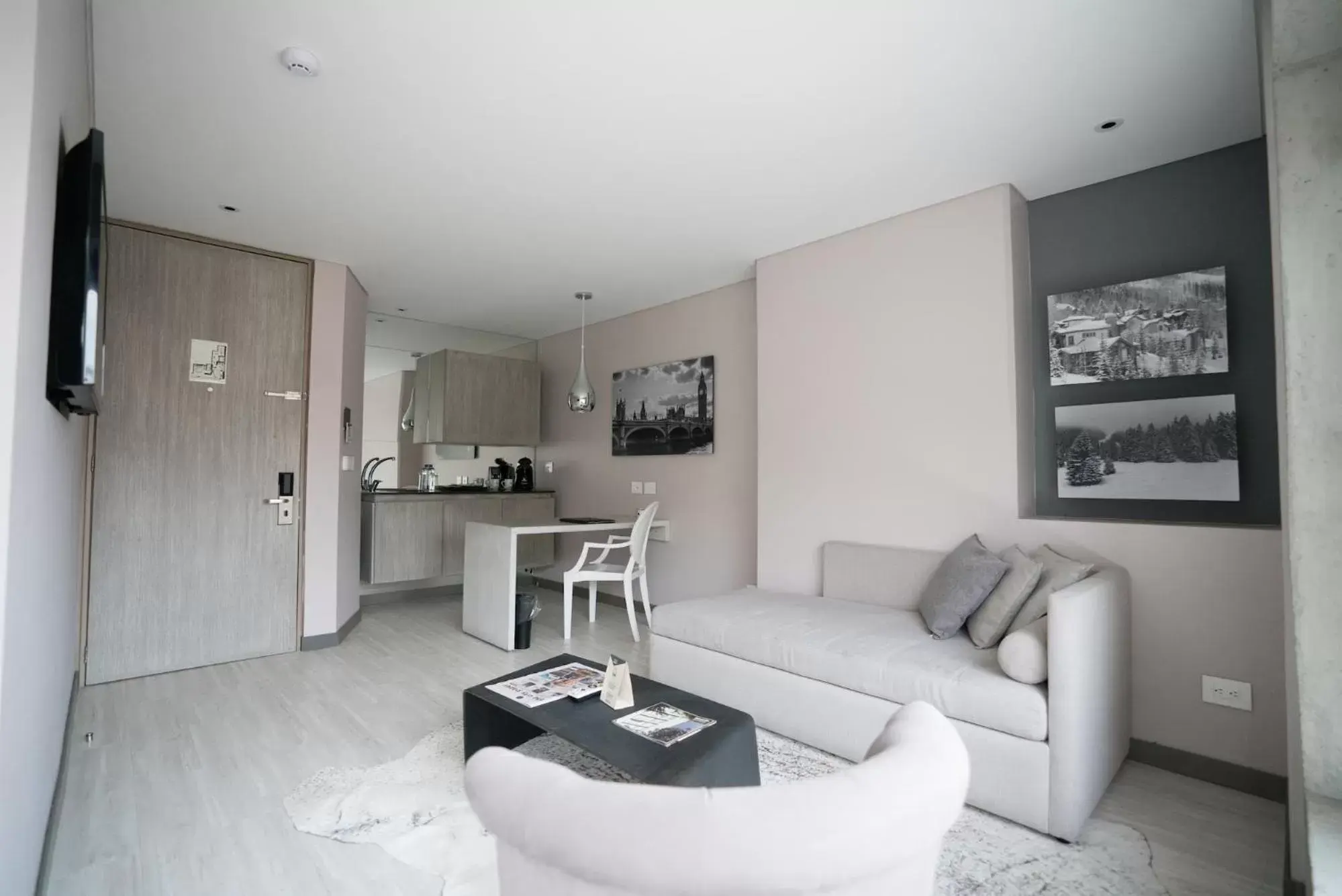 Kitchen or kitchenette, Seating Area in Hotel CityFlats