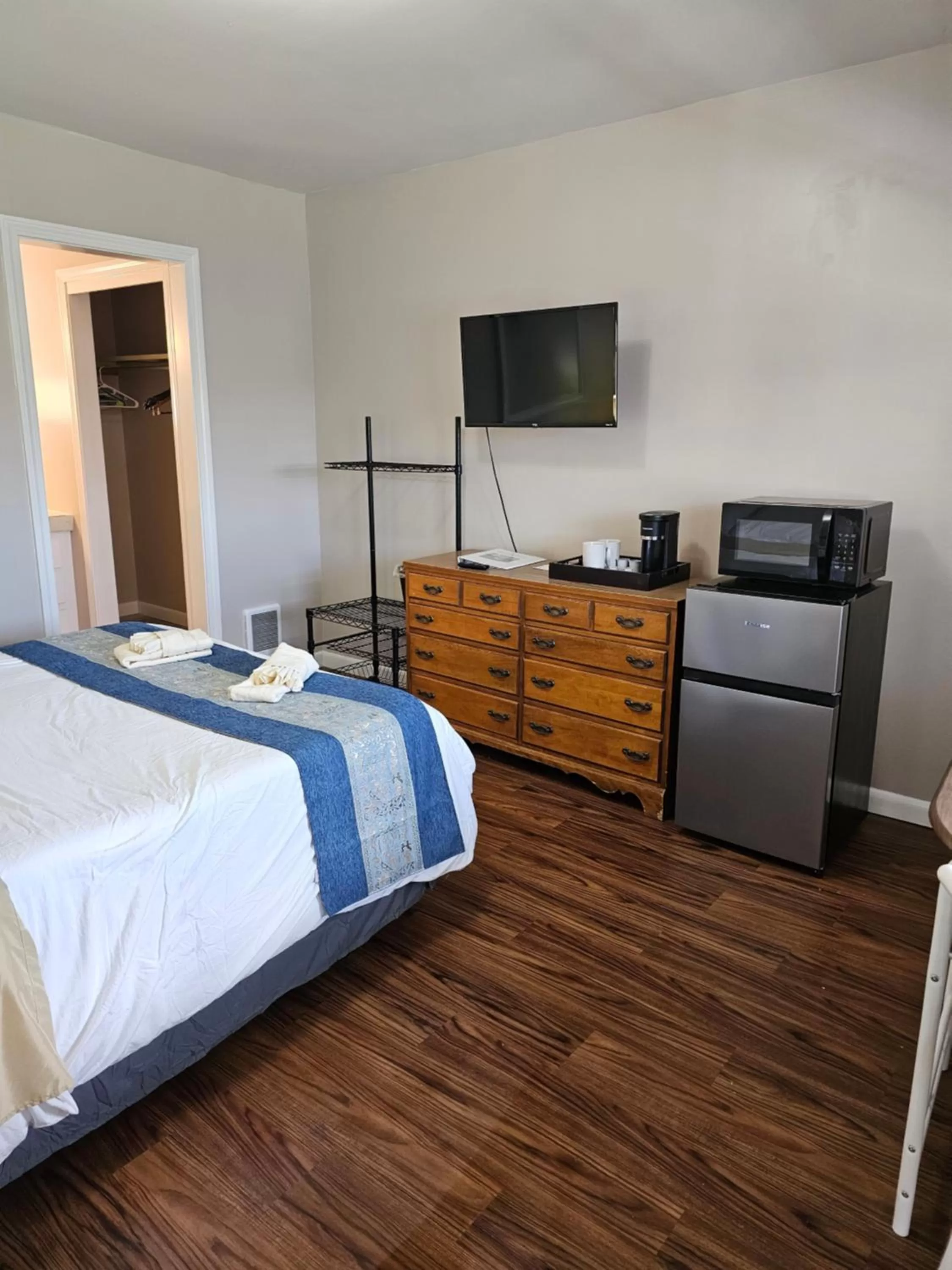 Bed in Lake Shore Farm Inn