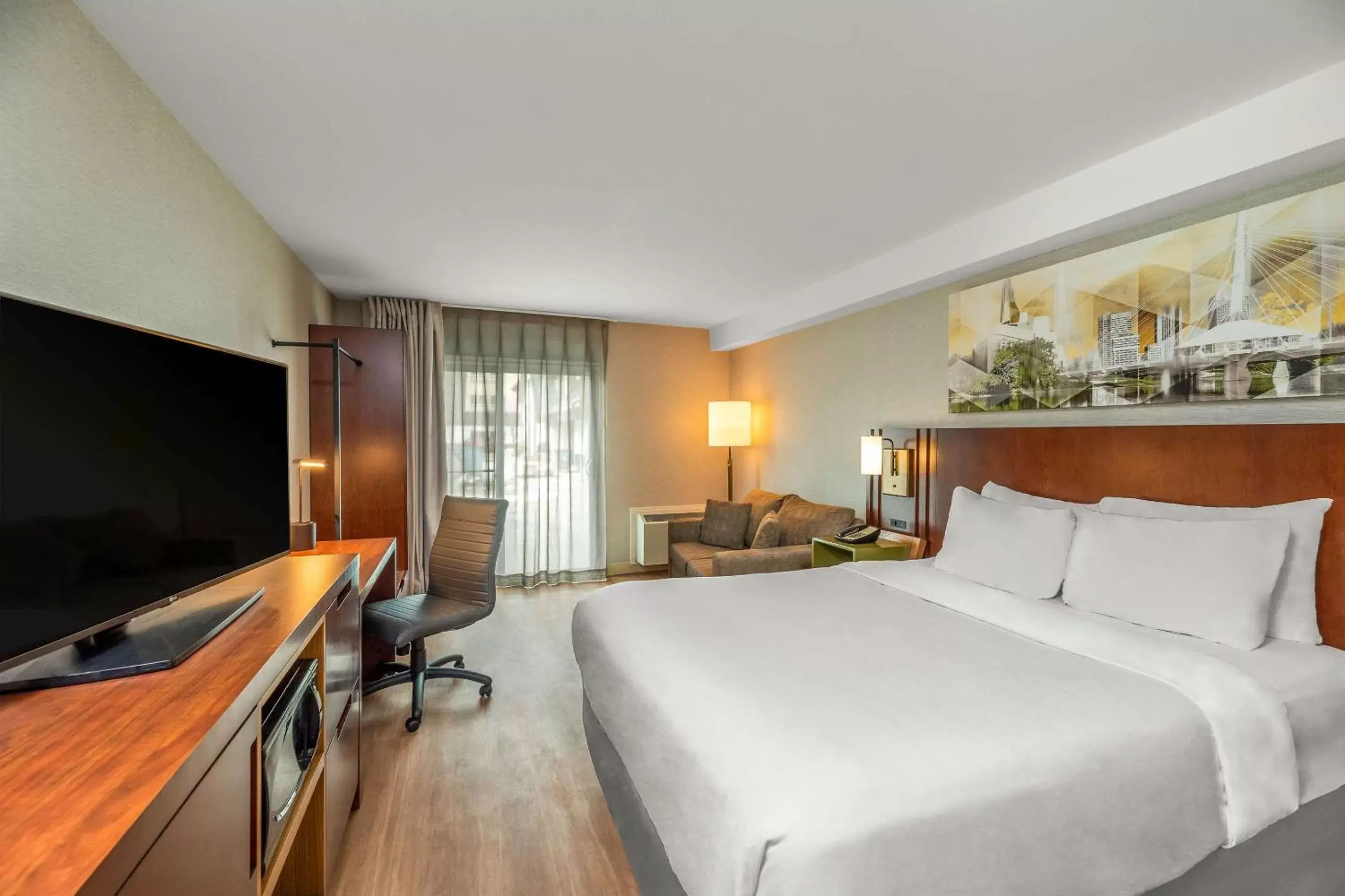 Photo of the whole room, Bed in Comfort Inn Winnipeg Airport