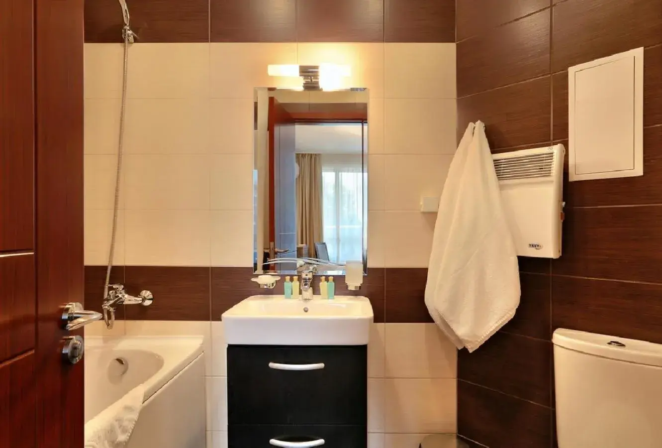 Shower, Bathroom in Apart Hotel Golden Line