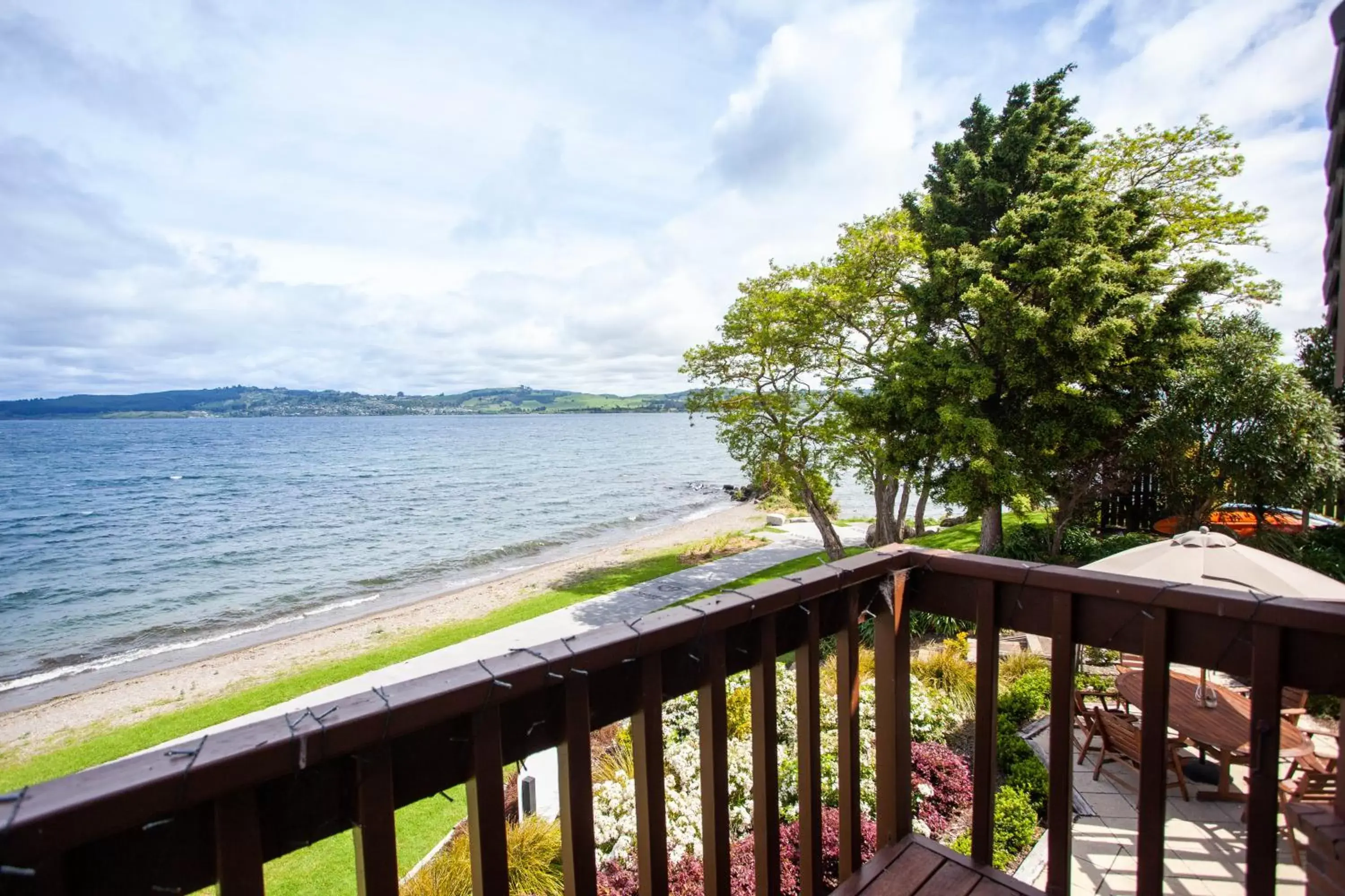 Balcony/Terrace in Cascades Lakefront Motel