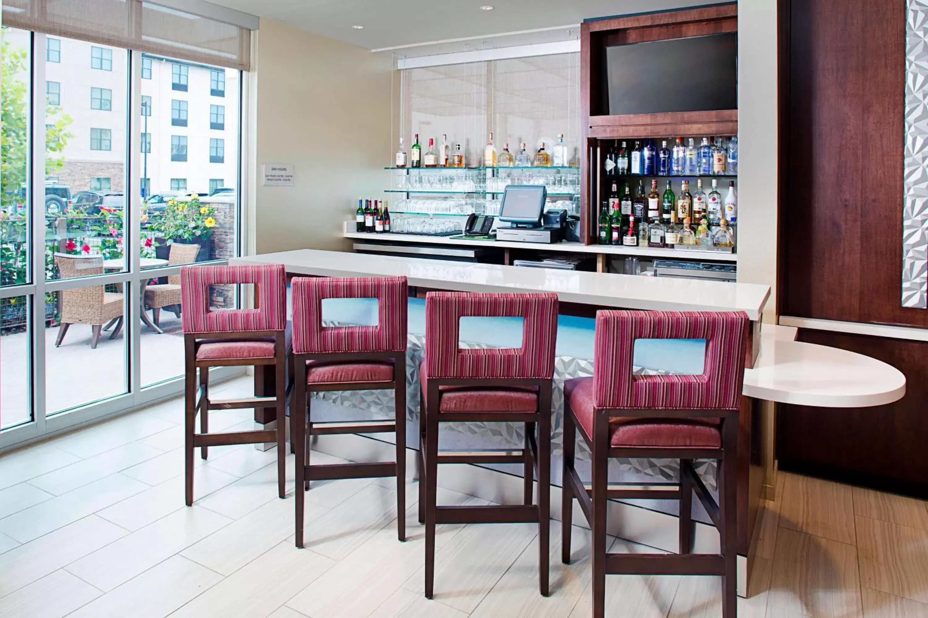 Lobby or reception, Lounge/Bar in SpringHill Suites by Marriott Carle Place Garden City